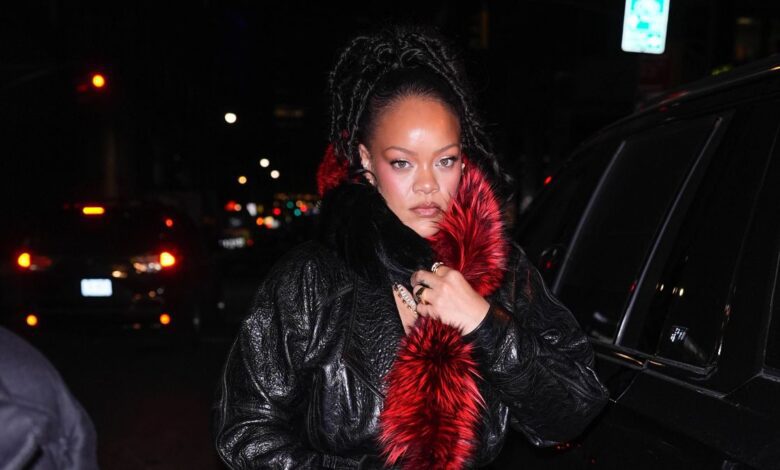 Ivanna Ortiz, de 35 anos, acusada criminalmente por "tentar matar" a cantora Rihanna, compareceu ao tribunal pela primeira vez na segunda-feira (9), de acordo com um comunicado da Promotoria do Condado de Los Angeles.nOrtiz foi presa no domingo (8) após supostamente disparar uma arma semiautomática contra a casa de Rihanna em Los Angeles. Ela responde a um total de 14 acusações, incluindo uma de tentativa de homicídio, dez de agressão com arma semiautomática e três de disparos contra residência habitada.nNatural de Orlando, Ortiz está detida sob fiança de US$ 1,8 milhão (cerca de R$ 9 milhões) e deve retornar ao tribunal para nova audiência em 25 de março. Se condenada por todas as acusações, ela pode pegar prisão perpétua.nn"Abrir fogo em qualquer bairro habitado é extremamente perigoso, coloca vidas em risco e será processado com rigor", afirmou o promotor Nathan J. Hochman em nota. "Felizmente, ninguém se feriu, mas essa violência negligente não será tolerada."nDe acordo com a polícia, os tiros atingiram o portão externo, mas não a casa em si. Havia pessoas na residência no momento do incidente, mas não houve feridos. Ortiz foi presa pouco tempo depois no bairro de Sherman Oaks.nRihanna, que teve seu terceiro filho em setembro do ano passado, tem trabalhado em estúdio recentemente. Seu último álbum de estúdio foi "Anti", lançado em 2016.nhttps://stories.cnnbrasil.com.br/entretenimento/rihanna-rebate-criticas-aos-nomes-de-seus-filhos-com-ironia/