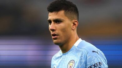 O meio-campista Rodri, do Manchester City, deixou em aberto a possibilidade de se transferir para o Real Madrid ao entrar no último ano de seu contrato com o clube inglês. O jogador afirmou que não pode recusar propostas das principais equipes do mundo e indicou que um retorno à LaLiga o atrai.nnAos 29 anos e natural de Madri, Rodri iniciou a carreira profissional no Villarreal antes de se transferir para o Atlético de Madrid em 2018. Um ano depois, acertou com o Manchester City, onde viveu o período mais vitorioso da carreira, conquistando a Champions League e quatro títulos da Premier League, entre outras taças.n“Gostaria de voltar a jogar na Espanha, na LaLiga, em Madri? Sim, claro que gostaria”, afirmou o jogador em entrevista ao programa Radioestadio Noche, da rádio Onda Cero, antes do amistoso da seleção espanhola contra a Sérvia.nRodri também destacou que ainda não definiu seu futuro contratual. “Tenho mais um ano de contrato; vai chegar o momento em que teremos que sentar e conversar”, disse.nEm recuperação de uma grave lesão no ligamento cruzado anterior sofrida em 2024, o volante afirmou que sua passagem pelo Atlético de Madrid não seria um impedimento para defender o rival da capital espanhola. Casos semelhantes já ocorreram, como os de Thibaut Courtois e Alvaro Morata, que também trocaram o Atlético pelo Real Madrid.n“Há outros jogadores que seguiram esse caminho. Não imediatamente, mas com o tempo. Você não pode recusar os melhores clubes do mundo”, finalizou.nhttps://stories.cnnbrasil.com.br/esportes/jornal-espanhol-destaca-namoro-entre-o-flamengo-e-vini-jr/