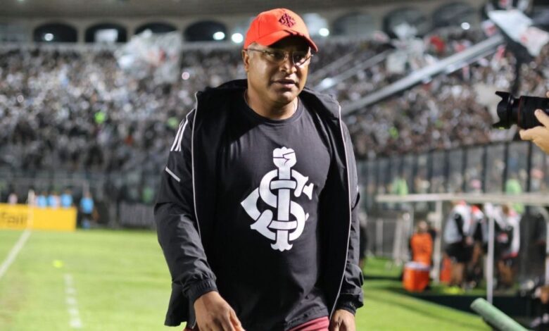 O São Paulo está em busca de um novo treinador após demitir o argentino Hernán Crespo nesta segunda-feira (9).nDentre as opções viáveis no mercado, um nome agrada a alta cúpula do São Paulo: o ex-jogador Roger Machado, que está sem clube desde que deixou o Internacional em setembro de 2025.nA informação foi antecipada pelo UOL e confirmada pela CNN.nn(Mais informações em instantes)nhttps://stories.cnnbrasil.com.br/esportes/sao-paulo-anuncia-renovacao-e-marcos-antonio-celebra-muito-feliz/nhttps://www.youtube.com/watch?v=C7qv2wj1g7w