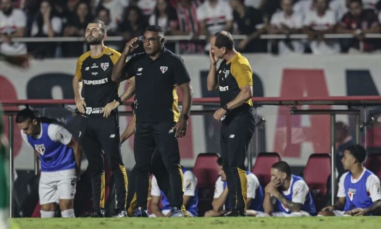 Após duas derrotas seguidas no comando do São Paulo, o técnico Roger Machado disse que o gol do Palmeiras logo aos cinco minutos do primeiro tempo obrigou seu time a mudar a estratégia, que não foi bem executada e resultou no revés em 1 a 0 no MorumBis na notie deste sábado (21).n"Nossa estratégia inicial era atrair o Palmeiras, saindo com o Danielzinho e Bobadilla nos meio corredores, empurrando nossos laterais e tendo superioridade no meio, mas a estratégia se dissolveu", afirmou o técnico.nPara o treinador, o São Paulo até teve volume de jogo, mas não conseguiu criar chances de gol, por isso não evitou a derrota.nnRoger disse que a derrota no clássico deste sábado foi parecida com a sofrida diante do Atlético: "Sair atrás do placar contra times com força defensiva faz com que mudemos a estratégia. Condiciona o jogo."nA desvantagem no placar fez o São Paulo apostar nos cruzamentos inócuos, o que foi reconhecido pelo técnico: "Poucos espaços apareceram, e os cruzamentos foram a única forma contra uma defesa muito fechada, mas o aproveitamento foi muito baixo", destacou.nO técnico Tricolor ainda mandou um recado para a torcida, que lotou o MorumBis com mais de 55 mil pessoas:n"O que mais machuca é que nossa casa estava muito bonita. A vontade era retribuir, mas o início do São Paulo (no Brasileiro) foi positivo e vai seguir positivo", destacou.nCom a pausa da Data Fifa, o São Paulo só volta a jogar no dia 1º de abril, e Roger diz que vai aproveitar o tempo para treinar opções para o ataque furar os esquemas defensivos como os montados por Atlético e Palmeiras. O próximo jogo é contra o Internacional, em Porto Alegre.n*Com agêncianhttps://stories.cnnbrasil.com.br/esportes/ex-selecao-revela-que-vicio-inusitado-atrapalhou-carreira-no-real/nhttps://www.youtube.com/watch?v=iUdxeG53BBs