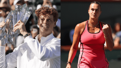 Conhecido por "paraíso do tênis" ou "o quinto Grand Slam", o charmoso Masters 1000 de Indian Wells chegou ao fim, neste domingo (15), com dois campeões inéditos em sua história.nO italiano Jannik Sinner e a bielorrussa Aryna Sabalenka conquistaram os torneios de simples masculino e feminino, respectivamente, em dois grandes jogos no complexo instalado no deserto da Califórnia, Estados Unidos.nO Masters 1000 de quadra dura recebeu a nata do tênis. Astros como Carlos Alcaraz, Novak Djokovic, Iga Swiatek e Coco Gauff já haviam se despedido nas fases prévias.nnSinner supera batalha dura contra MedvedevnNúmero 2 do mundo e algoz de João Fonseca no torneio, Sinner superou o russo Daniil Medvedev em 2 sets a 0 (duplo 7-6), após um duelo de alto nível e máxima concentração dos dois lados.nNenhum dos tenistas conseguiu quebrar um único game de serviço do outro durante as duas horas de jogo, levando ambos os sets para o tiebreak.nNo tiebreak do segundo set, Medvedev chegou a abrir 4-0, mas Sinner se recuperou rapidamente, acumulou pontos em sequência e fechou em 7-4 para conquistar, enfim, Indian Wells.nAos 24 anos, o italiano completa a cartela de Masters 1000 em quadra dura, tendo vencido anteriormente Canadá, Miami, Cincinnati, Xangai e Paris, entre 2023 e 2025.nSabalenka consegue virada sobre RybakinanMais cedo, Aryna Sabalenka finalmente superou seus demônios em Indian Wells, derrotando Elena Rybakina por 3-6, 6-3 e 7-6(6) em uma final de tirar o fôlego para conquistar o título do torneio do deserto pela primeira vez e garantir seu 23º título na carreira.nRybakina dominou o primeiro set, quebrando o saque de Sabalenka para abrir uma vantagem de 4-2 e explorando o backhand da bielorrussa para fechar o set. Foi a primeira vez que Sabalenka perdeu um set no torneio.nO segundo set não começou de forma mais confortável, com Sabalenka soltando um grito audível quando Rybakina quebrou seu saque no primeiro game. Mas a tetracampeã de Grand Slam se esforçou ao máximo, virou o jogo e levou o set por 6-3.nO set decisivo foi uma partida em si. Sabalenka quebrou cedo para liderar por 3-1, mas Rybakina se recuperou, empatou em 5-5 e assumiu a liderança pela primeira vez no set. Sabalenka respondeu imediatamente para forçar o tie-break, onde o placar chegou a 6-6 antes que ela se distanciasse para selar a vitória por 8-6.n"Que semana!", diz Sabalenka, agora noiva de brasileironApós assegurar o título inédito, Sabalenka destacou que a conquista conclui uma semana extraordinária em sua vida.n“É um sonho que se tornou realidade. Quero agradecer à minha equipe por estar sempre ao meu lado e ao meu noivo — que semana! Ganhar um cachorrinho, ficar noiva e conquistar um título. Vou me lembrar disso pelo resto da vida”, disse Sabalenka enquanto exibia a aliança de noivado.nAryna Sabalenka anunciou seu noivado com o empresário brasileiro Georgios Frangulis antes do torneio de Indian Wells.n“Tudo bem, pessoal, tudo aconteceu bem, mas olhem só como eu estou”, disse Sabalenka na terça-feira, em um story compartilhado com seus 4,7 milhões de seguidores no Instagram, acompanhado de uma foto de seu anel de noivado.nNata do tênis segue para MiaminAgora, Sinner, Sabalenka e praticamente toda a elite do esporte segue nos Estados Unidos para a disputa de mais um Masters 1000, no extremo oposto do país, com o Miami Open, na Flórida.nA baixa mais significativa será a de Novak Djokovic, que se retirou do torneio por conta de uma lesão no ombro, piorada em Indian Wells.nA chave principal está marcada para começar na quarta-feira (18), com partidas das fases prévias tendo início já nesta segunda (16).nhttps://stories.cnnbrasil.com.br/esportes/sinner-elogia-joao-fonseca-apos-duelo-em-indian-wells-talento-incrivel/