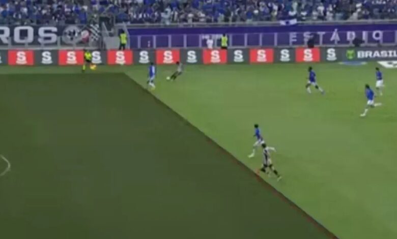 O Santos divulgou na noite deste domingo (22) que fará uma reclamação formal junto à CBF pelo gol anulado no empate por 1 a 1 contra o Cruzeiro, pela Série A do Campeonato Brasileiro.nNo entendimento do clube paulista, o atacante Barreal, autor do gol aos 51 minutos do segundo tempo, não estava em posição de impedimento na jogada. O lance, validado em campo, foi anulado pelo árbitro de vídeo após revisão.nnEm publicação nas redes sociais, o Peixe utilizou uma imagem da análise do VAR para a jogada, na qual Barreal aparece em posição duvidosa.n“O Santos FC vai formalizar uma representação amanhã, junto à CBF, em relação ao impedimento marcado no lance do gol de Álvaro Barreal, anotado no final da partida contra o Cruzeiro”, escreveu o clube.nAinda sem a tecnologia do impedimento semiautomático no Brasileirão, os árbitros traçaram linhas para anular o gol. Se validado, o lance certamente daria a vitória ao Santos no Mineirão, em Belo Horizonte, já que ocorreu nos instantes finais da partida.nNeymar, Cuca e Gabigol endossam reclamaçãonA anulação do gol também gerou revolta de dois desfalques do Santos na partida. Neymar e Gabigol, pelas redes sociais, protestaram contra a decisão do VAR. Em publicação no X, antigo Twitter, Neymar escreveu: “Esse impedimento não existe”.nJá Gabigol, que pertence ao Cruzeiro e está emprestado ao Peixe — por isso não atuou — ironizou o VAR. O camisa 9 publicou um print do lance com as linhas traçadas e disse, em tom de ironia: “Valeu (emoji de riso)”.nEm coletiva de imprensa, o técnico Cuca, estreante no time paulista, também rebateu a anulação do gol de Barreal. Ele entende que o atacante santista estava, no máximo, na mesma linha que o defensor da Raposa. Para o treinador, inclusive, a atuação de Ramon Abatti Abel foi positiva; a da arbitragem de vídeo, não.n“Além do corte de grama, há outras imagens. Não entendo por que esse gol foi anulado. Quando ele bate, não tem como estar impedido. No máximo, na mesma linha. E a estratégia seria totalmente perfeita. O VAR jogou fora a boa arbitragem do Ramon. A imagem já está no grupo dos jogadores. Está para trás. Teríamos ganhado um jogo importante. Fazer o quê? Vida que segue. O VAR errou”, disse Cuca.nSantos no BrasileironO Peixe ocupa a 16ª posição na tabela do Brasileirão e soma sete pontos. A equipe não vence há quatro rodadas na competição e passou por mudança no comando técnico nesta semana com a demissão de Juan Pablo Vojvoda.nA próxima partida do time no Brasileiro será após a parada para a Data Fifa. No dia 2 de abril, o Peixe recebe o Remo, na Vila Belmiro. A bola rola às 19h (horário de Brasília).nhttps://stories.cnnbrasil.com.br/esportes/rodrygo-e-outros-veja-lista-de-machucados-que-podem-ficar-fora-da-copa/