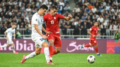 A Confederação Asiática de Futebol (AFC) afirmou, nesta segunda-feira (16), que não recebeu nenhuma notificação do Irã de que irá retirar sua seleção da Copa do Mundo.nO Irã se classificou para o Mundial, que será realizado nos Estados Unidos, Canadá e México a partir de 11 de junho, e está programado para disputar duas partidas da fase de grupos em Los Angeles e uma em Seattle.nnO ministro dos Esportes do Irã afirmou que seria impossível para os jogadores participarem do torneio depois que os Estados Unidos lançaram ataques aéreos junto com Israel contra Teerã, matando o líder supremo da República Islâmica.nO presidente dos EUA, Donald Trump, disse na última semana que o Irã seria bem-vindo para participar da Copa do Mundo, mas que acreditava não ser apropriado que estivessem lá pela "própria vida e segurança”.n“É um momento muito emocional. Todo mundo está dizendo muitas coisas. No fim das contas, é a federação que deve decidir se vai jogar, e, até hoje, a federação nos informou que vai para a Copa do Mundo.”, disse o secretário-geral da AFC, Windsor John, a repórteres em Kuala Lumpur.n“Eles são nossos membros, queremos que joguem. Eles se classificaram, então esperamos que resolvam seus problemas, quaisquer que sejam, e consigam participar”, completou.nUma retirada oficial do Irã do principal torneio do futebol mundial seria a primeira no século XXI e deixaria a Fifa com a tarefa urgente de encontrar um substituto. A Copa do Mundo de 2026 acontece entre 11 de junho e 19 de julho.nhttps://stories.cnnbrasil.com.br/esportes/ira-na-copa-do-mundo-relembre-as-participacoes-do-pais-no-mundial/