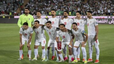 O ministro do Esporte do Irã, Ahmad Donyamali, afirmou nesta quarta-feira (10) que o país não pode participar da Copa do Mundo de 2026 após os Estados Unidos, coanfitriões do torneio, lançarem ataques aéreos contra o país ao lado de Israel, ação que, segundo ele, resultou na morte do líder iraniano Ali Khamenei.nOs bombardeios ocorreram há quase duas semanas e provocaram a morte do líder supremo da Irã, desencadeando um conflito em toda a região do Golfo.n“Considerando que esse regime corrupto assassinou nosso líder, em nenhuma circunstância podemos participar da Copa do Mundo”, declarou Donyamali à televisão estatal.nnA Copa do Mundo com 48 equipes será realizada entre 11 de junho e 19 de julho, com sedes nos Estados Unidos, México e Canadá.n“Nossos filhos não estão seguros e, fundamentalmente, não existem condições para participação”, afirmou o ministro.n“Diante das ações maliciosas que realizaram contra o Irã, eles nos forçaram a duas guerras ao longo de oito ou nove meses e mataram e martirizaram milhares do nosso povo. Portanto, certamente não podemos ter tal presença”, acrescentou.nMais de 1.300 civis iranianos foram mortos desde o início dos ataques aéreos dos EUA e de Israel, em 28 de fevereiro, segundo o embaixador do Irã na ONU, Amir Saeid Iravani.nIrã sorteado para jogar em Los Angeles e SeattlenNo sorteio realizado em dezembro, a seleção iraniana foi colocada no Grupo G ao lado de Seleção da Bélgica, Seleção do Egito e Seleção da Nova Zelândia. As três partidas do grupo estavam programadas para ocorrer nos Estados Unidos — duas em Los Angeles e uma em Seattle.nO Irã, que dominou as eliminatórias asiáticas para se classificar para o torneio em março do ano passado, foi a única nação ausente da cúpula de planejamento da Fifa para os participantes da Copa do Mundo, realizada na semana passada em Atlanta.nA agência Reuters informou que entrou em contato com a Fifa para comentar o caso.nhttps://www.youtube.com/watch?v=nYJ5r2C_pConTrump apoia participação do Irã na Copa do MundonO presidente da Fifa, Gianni Infantino, afirmou nesta quarta-feira (11) que se reuniu com o presidente dos Estados Unidos, Donald Trump, que declarou apoiar a participação do Irã na Copa do Mundo de 2026.nAnteriormente, Trump disse que não estava preocupado com a presença iraniana no torneio, afirmando que o país foi “um país muito duramente derrotado”.n“Durante as discussões, o presidente Trump reiterou que a seleção do Irã é, claro, bem-vinda para competir no torneio nos Estados Unidos”, disse Infantino.n“Todos precisamos de um evento como a Copa do Mundo da Fifa para unir as pessoas agora mais do que nunca, e agradeço sinceramente ao presidente dos Estados Unidos pelo apoio, pois isso demonstra mais uma vez que o futebol une o mundo”, acrescentou o dirigente.