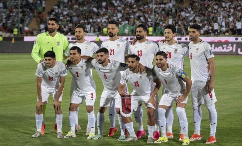 O ministro do Esporte do Irã, Ahmad Donyamali, afirmou nesta quarta-feira (10) que o país não pode participar da Copa do Mundo de 2026 após os Estados Unidos, coanfitriões do torneio, lançarem ataques aéreos contra o país ao lado de Israel, ação que, segundo ele, resultou na morte do líder iraniano Ali Khamenei.nOs bombardeios ocorreram há quase duas semanas e provocaram a morte do líder supremo da Irã, desencadeando um conflito em toda a região do Golfo.n“Considerando que esse regime corrupto assassinou nosso líder, em nenhuma circunstância podemos participar da Copa do Mundo”, declarou Donyamali à televisão estatal.nnA Copa do Mundo com 48 equipes será realizada entre 11 de junho e 19 de julho, com sedes nos Estados Unidos, México e Canadá.n“Nossos filhos não estão seguros e, fundamentalmente, não existem condições para participação”, afirmou o ministro.n“Diante das ações maliciosas que realizaram contra o Irã, eles nos forçaram a duas guerras ao longo de oito ou nove meses e mataram e martirizaram milhares do nosso povo. Portanto, certamente não podemos ter tal presença”, acrescentou.nMais de 1.300 civis iranianos foram mortos desde o início dos ataques aéreos dos EUA e de Israel, em 28 de fevereiro, segundo o embaixador do Irã na ONU, Amir Saeid Iravani.nIrã sorteado para jogar em Los Angeles e SeattlenNo sorteio realizado em dezembro, a seleção iraniana foi colocada no Grupo G ao lado de Seleção da Bélgica, Seleção do Egito e Seleção da Nova Zelândia. As três partidas do grupo estavam programadas para ocorrer nos Estados Unidos — duas em Los Angeles e uma em Seattle.nO Irã, que dominou as eliminatórias asiáticas para se classificar para o torneio em março do ano passado, foi a única nação ausente da cúpula de planejamento da Fifa para os participantes da Copa do Mundo, realizada na semana passada em Atlanta.nA agência Reuters informou que entrou em contato com a Fifa para comentar o caso.nhttps://www.youtube.com/watch?v=nYJ5r2C_pConTrump apoia participação do Irã na Copa do MundonO presidente da Fifa, Gianni Infantino, afirmou nesta quarta-feira (11) que se reuniu com o presidente dos Estados Unidos, Donald Trump, que declarou apoiar a participação do Irã na Copa do Mundo de 2026.nAnteriormente, Trump disse que não estava preocupado com a presença iraniana no torneio, afirmando que o país foi “um país muito duramente derrotado”.n“Durante as discussões, o presidente Trump reiterou que a seleção do Irã é, claro, bem-vinda para competir no torneio nos Estados Unidos”, disse Infantino.n“Todos precisamos de um evento como a Copa do Mundo da Fifa para unir as pessoas agora mais do que nunca, e agradeço sinceramente ao presidente dos Estados Unidos pelo apoio, pois isso demonstra mais uma vez que o futebol une o mundo”, acrescentou o dirigente.