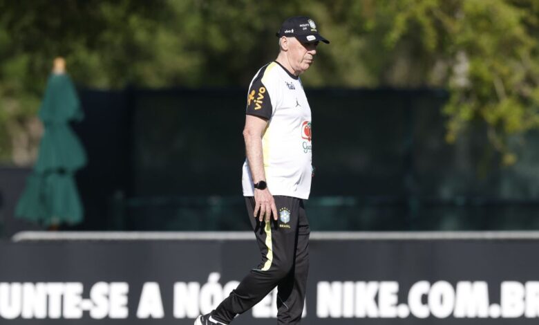 Para Carlo Ancelotti, a Seleção Brasileira tem apenas quatro vagas em aberto para a convocação final da Copa do Mundo. Em entrevista a Galvão Bueno, no programa Galvão F.C, o treinador revelou confiar em 21 jogadores e deixou em aberto a possibilidade de ser “convencido” por Neymar. Assim, restam poucas dúvidas entre os 26 nomes que disputarão o Mundial nos Estados Unidos, México e Canadá.nExperiente, o narrador conseguiu extrair de “Carleto” uma leitura mais clara sobre o atual momento do elenco brasileiro.n“Se você disse que tem 18 em quem confia, e há três jogadores machucados com quem você conta: Bruno Guimarães, Éder Militão e Estêvão, então são 21. Se o Neymar te convencer, são 22. Sobram só quatro vagas”, provocou Galvão.nnNa resposta, o italiano não citou diretamente Neymar nem detalhou o que o camisa 10 precisaria fazer para ser convocado. Ainda assim, indicou onde estão as indefinições e destacou o alto nível de concorrência.n“Sim, são quatro vagas. Nesse sentido, temos muitas dúvidas. Por isso, nesta convocação, chamei jogadores novos que ainda não conheço muito bem. As dúvidas estão em um nome para a defesa, dois para o meio-campo e dois para o ataque. A concorrência é muito grande. A sorte da Seleção é contar com atletas de muita qualidade e talento”, afirmou Ancelotti.nOu seja, a fala do treinador sugere, na prática, até cinco disputas em aberto. Além disso, conta com a possível inclusão de Neymar como variável. Embora ele evite entrar em detalhes sobre a situação do principal astro brasileiro.nhttps://stories.cnnbrasil.com.br/esportes/rodrygo-e-outros-veja-lista-de-machucados-que-podem-ficar-fora-da-copa/