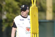 O zagueiro Marquinhos, titular da Seleção Brasileira, não enfrentará a França no amistoso desta quinta-feira (26), em Boston, nos Estados Unidos. O atleta sentiu dores na região do quadril e será desfalque.nA informação foi dada pelo próprio técnico Carlo Ancelotti, em entrevista coletiva nesta quarta (25), véspera do confronto.n"Marquinhos tem um pequeno problema, não vai estar disponível para o jogo [contra a França], mas pode ser que jogue contra a Croácia. É um momento importante da temporada, são muitos jogos e muitos jogos importantes. É normal que os jogadores tenham algum problema. É uma oportunidade para os que estão aqui, que estão em boa condição física, de mostrar a qualidade, mostrar que o grupo é muito bom mesmo que faltem jogadores importantes", disse o treinador.nAncelotti também confirmou três dos quatro defensores que começarão a partida diante da França: Wesley, Léo Pereira e Douglas Santos serão titulares, com uma vaga aberta para o miolo da defesa.nO técnico da Seleção Brasileira ainda indicou o perfil de zagueiro que quer para a disputa da Copa do Mundo.n"Nesta Data Fifa temos três zagueiros novos: Léo Pereira, Bremer e Ibañez, e queremos avaliar. Não tanto a condição física, mas como eles estão dentro do grupo. Obviamente todos os três têm qualidades para estar na Copa do Mundo. Na Copa, vamos trazer quatro ou cinco zagueiros, tendo em conta que um desses zagueiros pode, em algum jogo, jogar como lateral-direito", declarou.nBrasil e França se enfrentam nesta quinta-feira, no Gillette Stadium, em Boston, às 17h (de Brasília) — o duelo poderá ser acompanhado em tempo real no CNN Esportes.