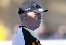 Brasil e França se enfrentam em um amistoso nesta quinta-feira (26), às 17h (de Brasília), no Gillette Stadium, em Foxborough, nos Estados Unidos. As duas seleções têm desfalques importantes para a partida.nO técnico Carlo Ancelotti não contará com cinco defensores considerados titulares. O goleiro Alisson, os zagueiros Marquinhos, Gabriel Magalhães e Éder Militão e o lateral-esquerdo Alex Sandro estão lesionados e fora do duelo.nCom dores no quadril, o zagueiro do PSG foi mantido na convocação pois deve ter condições de atuar no outro amistoso contra a Croácia na terça-feira (31).nnOutros desfalques de peso são: o volante Bruno Guimarães e os atacantes Estêvão e Rodrygo.nEm entrevista coletiva concedida nesta quarta-feira (25), Ancelotti confirmou que Wesley, Léo Pereira e Douglas Santos serão titulares.nPelo lado francês, o zagueiro William Saliba, o lateral-direito Jules Koundé, o meio-campista Manu Koné e o atacante Bradley Barcola são desfalques. Além disso, há dúvidas se Kylian Mbappé começará a partida como titular.nO amistoso será o primeiro compromisso das duas seleções no ano que terá a Copa do Mundo de 2026. O Mundial será disputado nos países da América do Norte: México, Estados Unidos e Canadá.nComo chega o BrasilnO Brasil empatou o último compromisso de 2025 com a Tunísia. A Seleção se classificou para a Copa do Mundo terminando as Eliminatórias Sul-Americanas apenas na quinta colocação, abaixo de Argentina, Equador, Colômbia e Uruguai.nComo chega a FrançanA França está invicta há sete jogos. A última vez que os franceses perderam foi em junho de 2025, na final da Nations League. De lá para cá, foram seis vitórias e um empate.nProvável escalação da Seleção BrasileiranEderson (Bento); Wesley, Bremer, Léo Pereira e Douglas Santos; Casemiro e Andrey; Raphinha, Matheus Cunha, Vinicius Júnior e Gabriel Martinelli (João Pedro).nProvável escalação da FrançanMike Maignan; Malo Gusto, Ibrahima Konaté, Dayot Upamecano e Lucas Digne; Aurélien Tchouaméni, Adrien Rabiot e Michael Olise; Ousmane Dembélé, Désiré Doué e Kyllian Mbappé (Hugo Ekitike).n nhttps://stories.cnnbrasil.com.br/esportes/rodrygo-e-outros-veja-lista-de-machucados-que-podem-ficar-fora-da-copa/