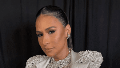 A cantora Simone Mendes, 41, compartilhou, nas redes sociais, um vídeo explicando o porquê de buscar tratamento especializado para o crescimento de seu filho mais velho, Henry.nNa publicação, a artista mostra que levou o filho de 11 anos ao médico por uma condição que percebeu nela própria: sua altura é 1,52 cm. A ideia é garantir que ele tenha um acompanhamento especializado desde cedo.n“A gente está aqui conversando sobre o protocolo do Henry, o que ele precisa fazer [...] E a gente está super feliz porque ele chegou aqui para o doutor e já cresceu quatro centímetros”, disse Simone.nnO médico de Henry escolhido por Simone, o endocrinologista Miguel Liberato, é especialista em crescimento infantil.nNo Instagram, o médico alerta que a indicação de início de tratamento com o uso do hormônio do crescimento, conhecido como GH, é muito individualizada para cada paciente e para situações específicas.nAlém de Henry, Simone Mendes e Kaká Diniz, com quem é casada, são pais de Zaya. A pequena tem apenas cinco anos.nnpic.twitter.com/4slSkUUlkxn— Postando famosos (@postandofamosos) March 12, 2026nn&nbsp;nhttps://stories.cnnbrasil.com.br/entretenimento/simone-mendes-compara-vida-de-artista-a-presidio/n&nbsp;