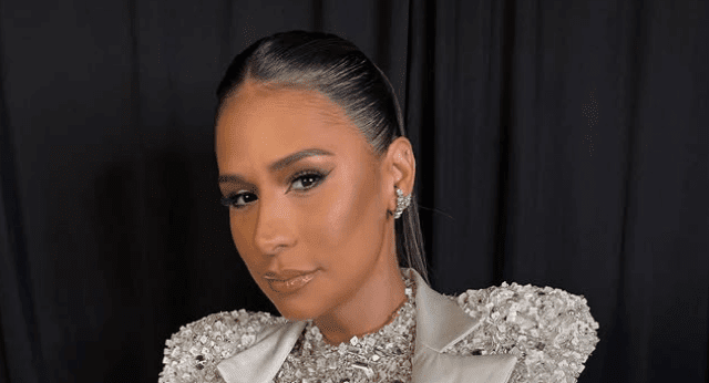 A cantora Simone Mendes, 41, compartilhou, nas redes sociais, um vídeo explicando o porquê de buscar tratamento especializado para o crescimento de seu filho mais velho, Henry.nNa publicação, a artista mostra que levou o filho de 11 anos ao médico por uma condição que percebeu nela própria: sua altura é 1,52 cm. A ideia é garantir que ele tenha um acompanhamento especializado desde cedo.n“A gente está aqui conversando sobre o protocolo do Henry, o que ele precisa fazer [...] E a gente está super feliz porque ele chegou aqui para o doutor e já cresceu quatro centímetros”, disse Simone.nnO médico de Henry escolhido por Simone, o endocrinologista Miguel Liberato, é especialista em crescimento infantil.nNo Instagram, o médico alerta que a indicação de início de tratamento com o uso do hormônio do crescimento, conhecido como GH, é muito individualizada para cada paciente e para situações específicas.nAlém de Henry, Simone Mendes e Kaká Diniz, com quem é casada, são pais de Zaya. A pequena tem apenas cinco anos.nnpic.twitter.com/4slSkUUlkxn— Postando famosos (@postandofamosos) March 12, 2026nn&nbsp;nhttps://stories.cnnbrasil.com.br/entretenimento/simone-mendes-compara-vida-de-artista-a-presidio/n&nbsp;