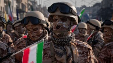 Enquanto os iranianos enfrentam quase duas semanas de comunicação e acesso à internet severamente limitados, alguns receberam mensagens de texto supostamente enviadas pela IRGC (Guarda Revolucionária Islâmica), afirmando que o Irã está vencendo a guerra.nAs mensagens enviadas diretamente para os celulares de alguns cidadãos parecem fazer parte de uma campanha de propaganda mais ampla do Irã para apresentar ao público uma versão fabricada pelo Estado sobre a guerra.nEm uma mensagem vista pela CNN, a IRGC afirma que “o controle do Estreito de Ormuz elevou excepcionalmente a capacidade do Irã de influenciar os cálculos econômicos globais” e que “as bases americanas na região estão desativadas”.nA mensagem apresenta a guerra como uma “batalha vitoriosa” que está praticamente ganha. Não está claro para quantas pessoas a mensagem foi enviada.nnDesde o início da guerra, os iranianos têm tido pouco acesso a notícias do mundo exterior, e alguns já relataram à jornalista Leila Gharagozlou, da CNN, que as informações que recebem dificultam distinguir fatos de propaganda.nUm homem disse que, quando a internet é cortada, os moradores só conseguem acessar sites e notícias estatais, "como a Coreia do Norte", e precisam "assumir o oposto" do que a mídia estatal lhes diz.nO Irã não está sozinho na guerra de propaganda. Vídeos do conflito produzidos pelo Comando Central dos EUA e pelo governo Trump exibem o poderio militar americano, ignorando as baixas iranianas.nOs vídeos muitas vezes parecem trailers de filmes com música de fundo, e alguns foram criticados por glorificarem a guerra ao intercalar imagens de ataques com mísseis e jogos como Call of Duty ou Grand Theft Auto.nhttps://stories.cnnbrasil.com.br/internacional/por-que-e-possivel-classificar-conflito-no-oriente-medio-como-guerra/nhttps://youtu.be/YjKHlJrW1cI?si=_GKdVLVCo8v36n_h