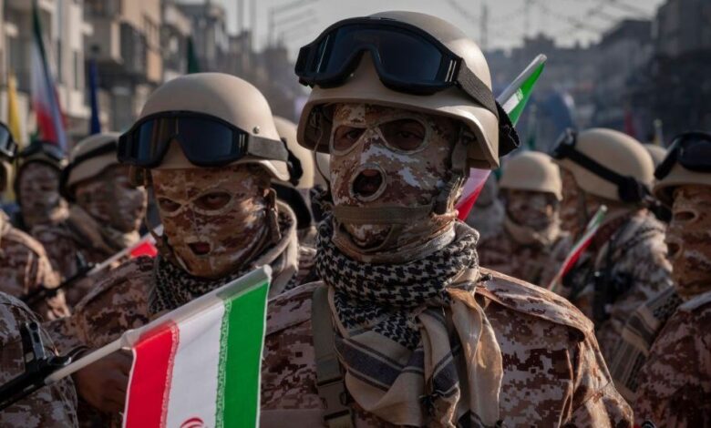 Enquanto os iranianos enfrentam quase duas semanas de comunicação e acesso à internet severamente limitados, alguns receberam mensagens de texto supostamente enviadas pela IRGC (Guarda Revolucionária Islâmica), afirmando que o Irã está vencendo a guerra.nAs mensagens enviadas diretamente para os celulares de alguns cidadãos parecem fazer parte de uma campanha de propaganda mais ampla do Irã para apresentar ao público uma versão fabricada pelo Estado sobre a guerra.nEm uma mensagem vista pela CNN, a IRGC afirma que “o controle do Estreito de Ormuz elevou excepcionalmente a capacidade do Irã de influenciar os cálculos econômicos globais” e que “as bases americanas na região estão desativadas”.nA mensagem apresenta a guerra como uma “batalha vitoriosa” que está praticamente ganha. Não está claro para quantas pessoas a mensagem foi enviada.nnDesde o início da guerra, os iranianos têm tido pouco acesso a notícias do mundo exterior, e alguns já relataram à jornalista Leila Gharagozlou, da CNN, que as informações que recebem dificultam distinguir fatos de propaganda.nUm homem disse que, quando a internet é cortada, os moradores só conseguem acessar sites e notícias estatais, "como a Coreia do Norte", e precisam "assumir o oposto" do que a mídia estatal lhes diz.nO Irã não está sozinho na guerra de propaganda. Vídeos do conflito produzidos pelo Comando Central dos EUA e pelo governo Trump exibem o poderio militar americano, ignorando as baixas iranianas.nOs vídeos muitas vezes parecem trailers de filmes com música de fundo, e alguns foram criticados por glorificarem a guerra ao intercalar imagens de ataques com mísseis e jogos como Call of Duty ou Grand Theft Auto.nhttps://stories.cnnbrasil.com.br/internacional/por-que-e-possivel-classificar-conflito-no-oriente-medio-como-guerra/nhttps://youtu.be/YjKHlJrW1cI?si=_GKdVLVCo8v36n_h