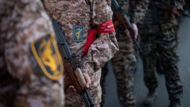 Um comandante do exército iraniano afirmou nesta quinta-feira (26) que uma guerra terrestre seria “muito mais perigosa e cara para o inimigo”, em resposta às possíveis ações dos EUA na pequena ilha de Kharg, no nordeste do Golfo Pérsico.n“O inimigo deve saber que uma guerra terrestre será mais perigosa, mais cara e irreparável para eles”, disse o comandante das forças terrestres do Exército do Irã, general de brigada Ali Jahanshahi, segundo a agência semi-oficial Iranian Students’ News Agency (ISNA).n“Todos os movimentos inimigos nas fronteiras estão sendo monitorados, e estamos preparados para qualquer cenário”, acrescentou Jahanshahi, ressaltando que “cada centímetro do território do Irã está protegido”.nnA agência semi-oficial Mehr News também informou que “forças especiais e unidades guerrilheiras iranianas” estão preparadas para desferir um “golpe doloroso contra os americanos”, à medida que a guerra potencialmente se intensifica.nA administração Trump considera enviar tropas dos EUA para invadir a ilha de Kharg como forma de pressionar o Irã a reabrir o Estreito de Ormuz, informou a CNN.nNas últimas semanas, o Irã tem montado armadilhas e deslocado pessoal militar adicional e defesas aéreas para a ilha de Kharg, em preparação para uma possível operação dos EUA para tomar o controle da ilha, segundo várias fontes familiarizadas com relatórios de inteligência americanos sobre o assunto.nNo entanto, autoridades e especialistas militares dos EUA afirmam que uma operação terrestre desse tipo apresentaria riscos significativos, incluindo um grande número de baixas entre os soldados americanos.nhttps://stories.cnnbrasil.com.br/internacional/por-que-os-eua-querem-mudanca-de-regime-no-ira/