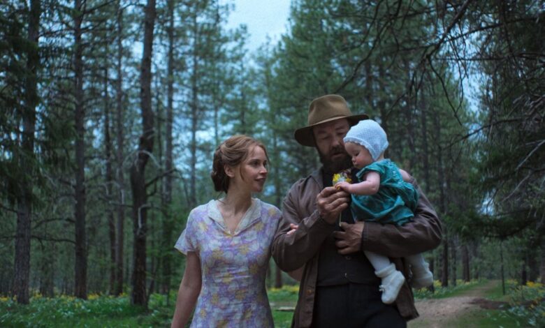 Além das categorias do longa-metragem brasileiro "O Agente Secreto", o Brasil ganha destaque no Oscar 2026 com o diretor de fotografia brasileiro Adolpho Veloso disputando a categoria de Melhor Fotografia. É a primeira vez que o país é reconhecido na categoria técnica.nAdolpho Veloso disputa a categoria com Dan Laustsen ("Frankestein"), Darius Khondji ("Marty Supreme"), Michael Bauman ("Uma Batalha Após A Outra") e Autumn Durald ("Pecadores").nn&nbsp;nO prêmio avalia o trabalho do diretor de fotografia, como a iluminação, enquadramento e câmera. O profissional é responsável por definir a estética visual de um filme, cuidando de elementos como iluminação, enquadramentos, cores e composição das cenas. Em parceria direta com o diretor, ele ajuda a transformar a narrativa em imagens, criando a atmosfera e o estilo que marcam a identidade visual da produção.nNa última edição, quem levou a estatueta foi o britânico Lol Crawley, pelo filme "O Brutalista".nÀ CNN, Veloso compartilhou mais sobre as inspirações e o trabalho em "Sonhos de Trem". O filme aposta justamente na força das imagens para conduzir o espectador por temas como luto, pertencimento, relações familiares e a conexão entre o ser humano e a natureza.nO profissional contou que usou como principal referência fotografias antigas, a fim de retratar a história como uma memória.n"Tinha esse sentimento de memórias ao ler a história, como se você estivesse vendo a vida dessa pessoa através de lembranças que nem sempre foram exatamente como aconteceram. A ideia era como se você encontrasse fotos soltas, fora de ordem, da vida de alguém, e tentasse entender quem foi essa pessoa. Por isso, o aspecto fotográfico era muito forte. A gente decidiu filmar numa janela mais fotográfica, em vez de uma janela mais cinematográfica, para remeter a isso", contou o diretor de fotografia.n"Falamos muito sobre a fotógrafa Dorothea Lange, especialmente as fotos que ela fez durante a Grande Depressão nos Estados Unidos. Elas capturam beleza em meio à devastação e mostram não só os personagens, mas o ambiente ao redor, que ajuda a entender o que eles estão vivendo. Isso era muito importante para o filme", complementou Veloso.nAdolpho Veloso já venceu grandes premiações que podem ser um termômetro para o Oscar, como o Spirit Awards e o Critics Choice.nCNN Brasil terá live especial na noite do OscarnAlém de matérias especiais no site, a CNN irá realizar uma live das 19h às 1h da manhã com Elisa Veeck e Mari Palma na TV e no YouTube. Ao lado de artistas e influenciadores, mostraremos desde o tapete vermelho até a divulgação dos vencedores da 98ª edição do prêmio.nhttps://stories.cnnbrasil.com.br/entretenimento/oscar-figurinista-de-pecadores-se-torna-a-mulher-negra-mais-indicada/