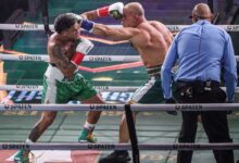 O tetracampeão mundial de boxe, Popó, revelou que, apesar de terem atuado lado a lado em clima de amizade em um comercial, os lutadores ainda não se acertaram a respeito da briga generalizada após o fim do combate.nnPopó afirmou que, mesmo aposentado do boxe profissional, está disposto a voltar ao ringue para enfrentar Wanderlei e disse para o rival “agitar” a revanche.n“Foi só propaganda. Nunca teve nada certo com ele. Mas, se ele quiser revanche, eu dou. Agora, seja homem e lute como homem”, disse Popó, em entrevista ao ge.n“Minha aposentadoria é para os lutadores profissionais do MMA. Eu, com 50 anos, acho muito arriscado, foi muito traumática a última luta. Tive vários traumas da luta com Wanderlei Silva, inclusive no pós-luta, por causa daquela agressão no ringue, algo que nunca aconteceu comigo, nem em lutas profissionais nem em disputas de títulos mundiais”, concluiu o campeão mundial.nRelembre a briganAntes do anúncio oficial de Popó como vencedor da luta, as duas equipes invadiram o ringue e iniciaram uma briga generalizada. A confusão foi contida em poucos instantes pelos seguranças.nDurante a briga, Wanderlei Silva recebeu socos e foi levado ao hospital após ser nocauteado. O ex-lutador relatou dores e cortes no rosto e passou por uma bateria de exames.nJá o ex-campeão mundial sofreu uma fratura na mão, algo que nunca havia ocorrido em seus 35 anos de carreira, e passou por cirurgia.nhttps://stories.cnnbrasil.com.br/esportes/popo-substitui-vitor-belfort-em-luta-de-boxe-contra-wanderlei-silva/