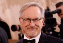 O cineasta Steven Spielberg, 79, afirmou acreditar na existência de vida extraterrestre e disse ter uma "forte suspeita" de que os humanos não estão sozinhos na Terra.nO diretor prepara o lançamento de seu próximo filme de ficção científica, "Dia D", que aborda objetos voadores não identificados (OVNIs). Embora admita não ter certeza sobre a existência de alienígenas, o ícone do cinema disse que considera provável que haja outras formas de vida no universo e acrescentou ter ficado entusiasmado quando o ex-presidente dos Estados Unidos Barack Obama declarou recentemente que extraterrestres são "reais".n"Eu não sei mais do que qualquer um de vocês, mas tenho uma suspeita muito forte de que não estamos sozinhos aqui na Terra neste momento... e eu fiz um filme sobre isso", começou ele durante participação em um painel sobre sua carreira.nnAo comentar as declarações recentes de Obama, Spielberg revelou qual foi sua reação inicial. "Meu Deus, isso é ótimo para 'Dia D'."nO diretor brincou que o ex-presidente tentou amenizar suas declarações após a repercussão que elas provocaram.n"E dois dias depois ele voltou atrás um pouco para dizer que acredita que existe vida no cosmos; o que, claro, todo mundo deveria acreditar. Porque ninguém deveria pensar que somos a única civilização inteligente em todo o universo. Eu acho desde criança que não estamos sozinhos. Isso é algo que sempre me pareceu óbvio. A grande pergunta é: estamos sozinhos agora? E estivemos sozinhos nos últimos 80 anos? Estivemos sozinhos nos últimos milhares de anos?".nCriador de filmes como "E.T.: O Extraterrestre" e "Contatos Imediatos do Terceiro Grau", Spielberg confessou que gostaria de ter um encontro pessoal com seres de outros planetas.n"Eu fiz um filme chamado 'Contatos Imediatos do Terceiro Grau' e nunca tive nem mesmo um encontro imediato de primeiro ou segundo grau", brincou. "Por que nunca vi nada? Metade dos meus amigos já viu OVNIs. Onde está a justiça nisso? Se alguém estiver ouvindo por aí... Eu não tenho medo de alienígenas. Não tenho medo algum."nEle acrescentou: "Acho que nosso filme leva em consideração o possível caos social que poderia acontecer. Se fosse anunciado que existe interação [com alienígenas] acontecendo há décadas, isso causaria uma ruptura em muitos sistemas de crença. Mas não acho que seria um caminho sem volta."nObama - que governou os Estados Unidos por dois mandatos, entre 2009 e 2017 -, causou repercussão no mês passado ao revelar que uma de suas primeiras perguntas após vencer a eleição presidencial foi sobre seres de outro planeta.nDurante participação no podcast No Lie With Brian Tyler Cohen, o ex-líder declarou: "Eles são reais. Mas eu nunca os vi. Eles não estão sendo escondidos na Área 51. Não existe uma instalação subterrânea; a menos que haja uma enorme conspiração e tenham escondido isso do presidente dos Estados Unidos."nApós a repercussão da entrevista, Obama publicou um trecho do vídeo em sua página no Instagram e tentou esclarecer suas declarações.n"Eu estava tentando manter o espírito da rodada rápida de perguntas, mas, como isso chamou atenção, deixe-me esclarecer. Estatisticamente, o universo é tão vasto que as chances de existir vida em algum lugar são grandes. Mas as distâncias entre os sistemas solares são tão imensas que a probabilidade de termos sido visitados por alienígenas é baixa, e durante minha presidência não vi nenhuma evidência de que extraterrestres tenham feito contato conosco. De verdade."nObama fazia referência a antigas teorias da conspiração segundo as quais o governo americano teria conhecimento da existência de vida alienígena há décadas e guardaria provas na base militar conhecida como Área 51, no estado de Nevada.nhttps://stories.cnnbrasil.com.br/entretenimento/aos-78-anos-steven-spielberg-diz-que-nunca-vai-se-aposentar/