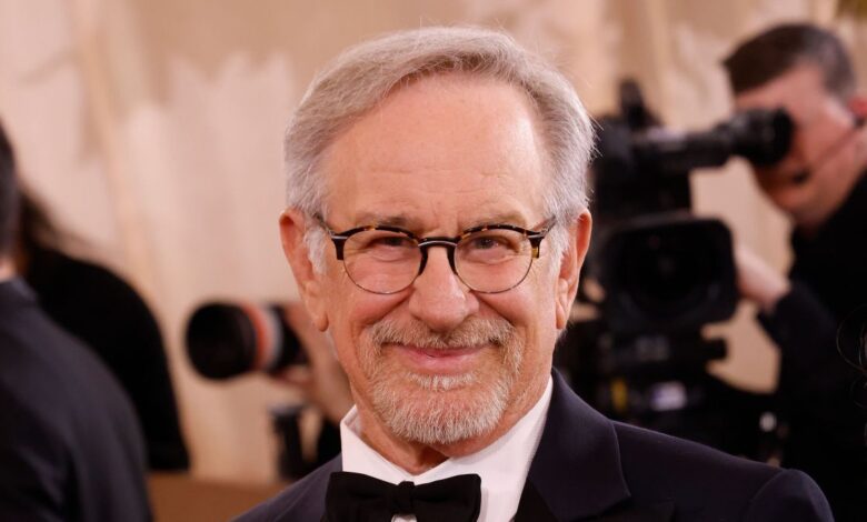 O cineasta Steven Spielberg, 79, afirmou acreditar na existência de vida extraterrestre e disse ter uma "forte suspeita" de que os humanos não estão sozinhos na Terra.nO diretor prepara o lançamento de seu próximo filme de ficção científica, "Dia D", que aborda objetos voadores não identificados (OVNIs). Embora admita não ter certeza sobre a existência de alienígenas, o ícone do cinema disse que considera provável que haja outras formas de vida no universo e acrescentou ter ficado entusiasmado quando o ex-presidente dos Estados Unidos Barack Obama declarou recentemente que extraterrestres são "reais".n"Eu não sei mais do que qualquer um de vocês, mas tenho uma suspeita muito forte de que não estamos sozinhos aqui na Terra neste momento... e eu fiz um filme sobre isso", começou ele durante participação em um painel sobre sua carreira.nnAo comentar as declarações recentes de Obama, Spielberg revelou qual foi sua reação inicial. "Meu Deus, isso é ótimo para 'Dia D'."nO diretor brincou que o ex-presidente tentou amenizar suas declarações após a repercussão que elas provocaram.n"E dois dias depois ele voltou atrás um pouco para dizer que acredita que existe vida no cosmos; o que, claro, todo mundo deveria acreditar. Porque ninguém deveria pensar que somos a única civilização inteligente em todo o universo. Eu acho desde criança que não estamos sozinhos. Isso é algo que sempre me pareceu óbvio. A grande pergunta é: estamos sozinhos agora? E estivemos sozinhos nos últimos 80 anos? Estivemos sozinhos nos últimos milhares de anos?".nCriador de filmes como "E.T.: O Extraterrestre" e "Contatos Imediatos do Terceiro Grau", Spielberg confessou que gostaria de ter um encontro pessoal com seres de outros planetas.n"Eu fiz um filme chamado 'Contatos Imediatos do Terceiro Grau' e nunca tive nem mesmo um encontro imediato de primeiro ou segundo grau", brincou. "Por que nunca vi nada? Metade dos meus amigos já viu OVNIs. Onde está a justiça nisso? Se alguém estiver ouvindo por aí... Eu não tenho medo de alienígenas. Não tenho medo algum."nEle acrescentou: "Acho que nosso filme leva em consideração o possível caos social que poderia acontecer. Se fosse anunciado que existe interação [com alienígenas] acontecendo há décadas, isso causaria uma ruptura em muitos sistemas de crença. Mas não acho que seria um caminho sem volta."nObama - que governou os Estados Unidos por dois mandatos, entre 2009 e 2017 -, causou repercussão no mês passado ao revelar que uma de suas primeiras perguntas após vencer a eleição presidencial foi sobre seres de outro planeta.nDurante participação no podcast No Lie With Brian Tyler Cohen, o ex-líder declarou: "Eles são reais. Mas eu nunca os vi. Eles não estão sendo escondidos na Área 51. Não existe uma instalação subterrânea; a menos que haja uma enorme conspiração e tenham escondido isso do presidente dos Estados Unidos."nApós a repercussão da entrevista, Obama publicou um trecho do vídeo em sua página no Instagram e tentou esclarecer suas declarações.n"Eu estava tentando manter o espírito da rodada rápida de perguntas, mas, como isso chamou atenção, deixe-me esclarecer. Estatisticamente, o universo é tão vasto que as chances de existir vida em algum lugar são grandes. Mas as distâncias entre os sistemas solares são tão imensas que a probabilidade de termos sido visitados por alienígenas é baixa, e durante minha presidência não vi nenhuma evidência de que extraterrestres tenham feito contato conosco. De verdade."nObama fazia referência a antigas teorias da conspiração segundo as quais o governo americano teria conhecimento da existência de vida alienígena há décadas e guardaria provas na base militar conhecida como Área 51, no estado de Nevada.nhttps://stories.cnnbrasil.com.br/entretenimento/aos-78-anos-steven-spielberg-diz-que-nunca-vai-se-aposentar/