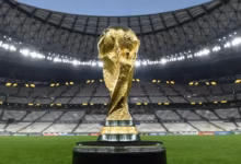 A Copa do Mundo nos EUA, México e Canadá tem risco de possíveis atentados terroristas como sombra.nSegundo José Ricardo Bandeira, especialista em segurança pública e presidente do Instituto de Criminalística e Ciências Policiais da América Latina, “a possibilidade de um atentado terrorista durante a Copa do Mundo é extremamente real e elevada”.nA guerra no Oriente Médio, a falta de dinheiro e até a ação de “lobos solitários” aumentam o risco para atletas, delegações, turistas e moradores dos países anfitriões.nnFalta dinheiro?nOs responsáveis pela organização nos Estados Unidos intensificaram os alertas e reclamações sobre o atraso na liberação de 625 milhões de dólares (aproximadamente R$ 3,2 bilhões) em verbas federais para segurança. O valor foi liberado na última semana. “É necessário um investimento muito grande que passa pelo monitoramento aéreo, drones, satélites, monitoramento físico, sistema de biometria…é um sistema gigantesco que começa nos aeroportos até os locais de evento. Mais de 600 milhões não farão o papel que deveriam fazer nesses eventos. A gente estima um aposto de 2 bilhões de dólares para ter um sistema de segurança eficiente para receber jogos, delegações e milhares de turistas”, explicou o especialista. 11 cidades americanas receberão os jogos entre junho e julho.nIrã pode boicotar a CopanA participação da seleção do Irã ainda é incerta. A federação pediu a mudança dos jogos para o México, mas a Fifa dá indícios que não pretende mudar o calendário. Os iranianos estão no Grupo G e enfrentarão Nova Zelândia, Bélgica e Egito em jogos em Los Angeles e Seattle. Recentemente, o presidente Donald Trump disse que o Irã será bem-vindo na competição, mas o ideal seria que a seleção não participasse do mundial por risco a segurança deles próprios.n“Não existe a menor condição de segurança e tranquilidade para que a Seleção do Irã possa participar da Copa do Mundo em território americano. Os serviços de inteligência e os serviços internacionais de segurança são unânimes em recomendar que o Irã não participe desses eventos, pois os torcedores iranianos e a própria seleção poderão ser alvos de atentados terroristas feitos por radicais terroristas americanos e em solo americano”, explica Bandeira.nTerrorismo digitalnO especialista também teme a ação de ciberterroristas. “Existes organizações especializadas em praticar o terrorismo cibernético. É possível que os EUA, México ou Canadá também sejam alvos de ataques. Isso pode tirar aviões de circulação, sistemas de monitoramento, GPS, drones”.nEstrutura americanan“Os EUA tem estrutura e tradição para lidar com terrorismo, principalmende depois do 11 de setembro. O país renovou toda a sua política contra atentados terroristas. O que precisa dentro do território americano é uma união entre municípios, o estado e o governo federal para que em conjunto os serviços de inteligência desses entes consigam monitorar ações de células terroristas que possam estar em território americano. O que é mais difícil é o monitoramento de “lobos solitários”, pois nem sempre um atentado é feito por uma organização terrorista, uma célula do Hezbollah e Hamas, e isso dificulta muito a investigação”, disse José Bandeira ao comentar que o melhor caminho está na união entre os entes estaduais, municipais e federal no combate ao terrorismo em solo americano.nOs "lobos solitários" são criminosos que agem por conta própria, não necessariamente sob orientação de um grupo terrorista.nO “calcanhar de Aquiles”nBandeira entende que o México pode ser o “calcanhar de Aquiles” da Copa do Mundo, ou seja, um ponto fraco em termos de seguraça.nA morte de “El Mencho”, líder do cartel Nueva Generación, gerou uma onda de ataques no país. A situação foi contornada com a participação das forças de segurança mexicanas, mas acendeu o alerta vermelho na Fifa. O país terá três sedes e receberá o primeiro jogo da Copa.nAlém do crime local, há também o perigo da “importação” de um problema.n“Existe um nível elevado de alerta com a possibilidade de algum desses cartéis cometer algum atentado durante a realização desses jogos. Tem outros problemas. Acessar as barreiras perimetrais no território mexicano é muito mais fácil que nos EUA, então organizações terroristas do Oriente Médio podem optar por realizar atentados no México invés de território americano, pois é muito mais fácil entrar no território mexicano devido às deficiências de segurança pública que existem lá. Terroristas podem também usar o México para entrar nos EUA e praticar atentados”, disse.nComo estão os preparativos?nRelatórios de inteligência analisados pela Reuters alertam para o risco de extremistas e criminosos terem como alvo a Copa do Mundo em um momento em que centenas de milhões de dólares destinados à segurança foram liberados com atraso, prejudicando o ritmo dos preparativos nos Estados Unidos.nOs documentos, até então não divulgados, foram produzidos por autoridades federais e estaduais norte-americanas, além da Fifa, entidade responsável pela organização do torneio.nEles apontam para o risco de ataques extremistas, incluindo ações contra infraestruturas de transporte, além de possíveis distúrbios civis relacionados à política de imigração do presidente Donald Trump.nA Copa do Mundo, um dos maiores eventos esportivos do planeta, será disputada em junho e julho deste ano, com jogos distribuídos entre Estados Unidos, Canadá e México.nEmbora a segurança nesses eventos já seja tradicionalmente reforçada, autoridades norte-americanas estão em alerta ainda maior desde o início da guerra envolvendo o Irã, diante de preocupações com possíveis retaliações.nNos últimos meses, responsáveis pela organização nos Estados Unidos intensificaram os alertas sobre o atraso na liberação de 625 milhões de dólares (aproximadamente R$ 3,2 bilhões) em verbas federais para segurança, previstas em um pacote orçamentário aprovado em julho de 2025 com apoio republicano.nA Agência Federal de Gestão de Emergências, encarregada de distribuir os recursos, havia informado em novembro que faria a liberação até 30 de janeiro.nApós questionamentos da Reuters neste mês, e reclamações de autoridades e organizadores sobre a ausência dos valores, a agência anunciou na quarta-feira que os recursos foram finalmente concedidos, afirmando que irão “reforçar os preparativos de segurança”.nCom a abertura da Copa marcada para 11 de junho no México — seguida por partidas nos Estados Unidos e Canadá no dia seguinte —, estados e cidades-sede já estão em fase avançada de planejamento, incluindo estratégias para prevenir possíveis ataques.nSegundo autoridades ouvidas pela Reuters, os atrasos no financiamento e os alertas de ameaças tornaram o processo ainda mais complexo.nDe acordo com Mike Sena, presidente da National Fusion Center Association, a distribuição dos recursos costuma levar meses, enquanto a aquisição de tecnologia e equipamentos pode demandar ainda mais tempo. “Será extremamente apertado”, afirmou.nUm relatório de inteligência de dezembro de 2025, produzido em Nova Jersey — que sediará jogos, incluindo a final —, destacou ataques domésticos recentes, planos terroristas frustrados e a disseminação de propaganda extremista.nO documento também menciona a possibilidade de aglomerações espontâneas ligadas a tensões entre países.nOutro relatório, de setembro de 2025, identificou uma publicação online que incentivava ataques à infraestrutura ferroviária durante a Copa, sugerindo que haveria “muitas oportunidades” para descarrilar operações, com menção a jogos na costa oeste dos Estados Unidos e do Canadá.nOs documentos foram obtidos pela organização Property of the People.nAtrasos e disputa políticanDemocratas atribuíram o atraso na liberação dos recursos à então secretária de Segurança Interna, Kristi Noem.nSob sua gestão, o departamento também reteve, no ano passado, centenas de milhões de dólares em verbas de segurança destinadas a estados governados por democratas e ao Distrito de Columbia, pressionando por maior rigor na fiscalização imigratória.nEm resposta, o porta-voz da Casa Branca, Davis Ingle, responsabilizou os democratas pelo impasse, citando divergências sobre políticas de imigração. Segundo ele, o presidente está focado em fazer desta “a maior Copa do Mundo da história”, garantindo ao mesmo tempo o evento “mais seguro já realizado”.nA política migratória de Trump já impacta o ambiente do torneio e gera preocupações sobre a atuação do Serviço de Imigração e Alfândega (ICE, na sigla em inglês). Desde o início de seu mandato, em janeiro de 2025, agentes têm intensificado detenções de suspeitos de imigração irregular em cidades dos EUA e realizado abordagens em aeroportos, inclusive envolvendo turistas.nDados do Departamento de Comércio dos EUA indicam queda no número de visitantes internacionais desde o início do governo Trump. Ainda assim, há sinais iniciais de forte demanda por voos e ingressos para a competição.nEm relatório da Fifa datado de 28 de janeiro, analistas alertaram que o ativismo contrário ao ICE em cidades americanas pode reduzir barreiras para “ações hostis de atores isolados ou elementos extremistas”.nAlém disso, Trump implementou restrições totais ou parciais de viagem a cidadãos de mais de três dezenas de países, incluindo o Irã, que negocia com a Fifa a transferência de seus jogos para o México devido às tensões com os Estados Unidos.nOutras seleções classificadas — como Haiti, Costa do Marfim e Senegal — também enfrentam restrições para seus torcedores.nEventos paralelos sob atençãonAutoridades apontam ainda preocupação com os eventos “Fifa Fã Festival”, que reúnem grandes públicos em áreas abertas para transmissão dos jogos.nUm festival planejado para o Liberty State Park, em Jersey City, durante toda a Copa, foi cancelado inesperadamente no mês passado e substituído por eventos menores.nA governadora de Nova Jersey, Mikie Sherrill, afirmou que a mudança permitiria ampliar o acesso da população. No entanto, segundo fontes envolvidas no planejamento, preocupações com segurança também influenciaram a decisão.nA deputada federal Nellie Pou, cujo distrito inclui o MetLife Stadium — um dos palcos da Copa —, destacou a dimensão do desafio. Segundo ela, cada uma das 104 partidas do torneio equivale, em termos de operação, a um Super Bowl.n“As autoridades locais e as forças de segurança certamente estarão sob grande pressão”, afirmou. “Elas precisam de cada dólar disponível — e precisam disso agora.”nhttps://stories.cnnbrasil.com.br/esportes/lesao-no-joelho-pode-tirar-cassio-da-temporada-2026-no-cruzeiro-entenda/nhttps://www.youtube.com/watch?v=u-Jxrw08YjUn&nbsp;