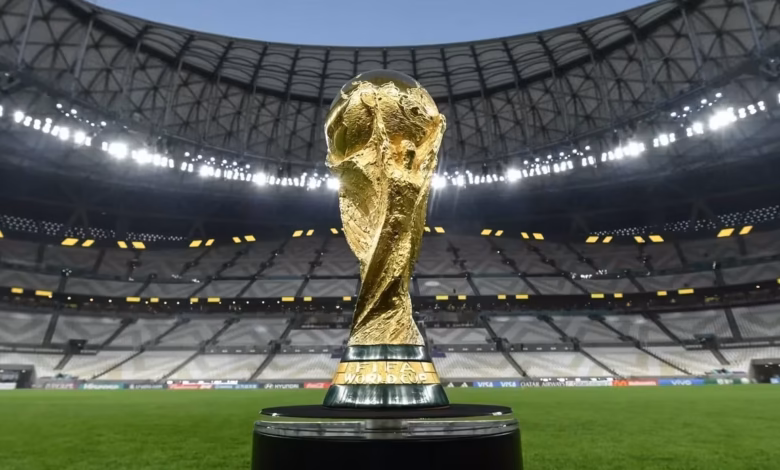 A Copa do Mundo nos EUA, México e Canadá tem risco de possíveis atentados terroristas como sombra.nSegundo José Ricardo Bandeira, especialista em segurança pública e presidente do Instituto de Criminalística e Ciências Policiais da América Latina, “a possibilidade de um atentado terrorista durante a Copa do Mundo é extremamente real e elevada”.nA guerra no Oriente Médio, a falta de dinheiro e até a ação de “lobos solitários” aumentam o risco para atletas, delegações, turistas e moradores dos países anfitriões.nnFalta dinheiro?nOs responsáveis pela organização nos Estados Unidos intensificaram os alertas e reclamações sobre o atraso na liberação de 625 milhões de dólares (aproximadamente R$ 3,2 bilhões) em verbas federais para segurança. O valor foi liberado na última semana. “É necessário um investimento muito grande que passa pelo monitoramento aéreo, drones, satélites, monitoramento físico, sistema de biometria…é um sistema gigantesco que começa nos aeroportos até os locais de evento. Mais de 600 milhões não farão o papel que deveriam fazer nesses eventos. A gente estima um aposto de 2 bilhões de dólares para ter um sistema de segurança eficiente para receber jogos, delegações e milhares de turistas”, explicou o especialista. 11 cidades americanas receberão os jogos entre junho e julho.nIrã pode boicotar a CopanA participação da seleção do Irã ainda é incerta. A federação pediu a mudança dos jogos para o México, mas a Fifa dá indícios que não pretende mudar o calendário. Os iranianos estão no Grupo G e enfrentarão Nova Zelândia, Bélgica e Egito em jogos em Los Angeles e Seattle. Recentemente, o presidente Donald Trump disse que o Irã será bem-vindo na competição, mas o ideal seria que a seleção não participasse do mundial por risco a segurança deles próprios.n“Não existe a menor condição de segurança e tranquilidade para que a Seleção do Irã possa participar da Copa do Mundo em território americano. Os serviços de inteligência e os serviços internacionais de segurança são unânimes em recomendar que o Irã não participe desses eventos, pois os torcedores iranianos e a própria seleção poderão ser alvos de atentados terroristas feitos por radicais terroristas americanos e em solo americano”, explica Bandeira.nTerrorismo digitalnO especialista também teme a ação de ciberterroristas. “Existes organizações especializadas em praticar o terrorismo cibernético. É possível que os EUA, México ou Canadá também sejam alvos de ataques. Isso pode tirar aviões de circulação, sistemas de monitoramento, GPS, drones”.nEstrutura americanan“Os EUA tem estrutura e tradição para lidar com terrorismo, principalmende depois do 11 de setembro. O país renovou toda a sua política contra atentados terroristas. O que precisa dentro do território americano é uma união entre municípios, o estado e o governo federal para que em conjunto os serviços de inteligência desses entes consigam monitorar ações de células terroristas que possam estar em território americano. O que é mais difícil é o monitoramento de “lobos solitários”, pois nem sempre um atentado é feito por uma organização terrorista, uma célula do Hezbollah e Hamas, e isso dificulta muito a investigação”, disse José Bandeira ao comentar que o melhor caminho está na união entre os entes estaduais, municipais e federal no combate ao terrorismo em solo americano.nOs "lobos solitários" são criminosos que agem por conta própria, não necessariamente sob orientação de um grupo terrorista.nO “calcanhar de Aquiles”nBandeira entende que o México pode ser o “calcanhar de Aquiles” da Copa do Mundo, ou seja, um ponto fraco em termos de seguraça.nA morte de “El Mencho”, líder do cartel Nueva Generación, gerou uma onda de ataques no país. A situação foi contornada com a participação das forças de segurança mexicanas, mas acendeu o alerta vermelho na Fifa. O país terá três sedes e receberá o primeiro jogo da Copa.nAlém do crime local, há também o perigo da “importação” de um problema.n“Existe um nível elevado de alerta com a possibilidade de algum desses cartéis cometer algum atentado durante a realização desses jogos. Tem outros problemas. Acessar as barreiras perimetrais no território mexicano é muito mais fácil que nos EUA, então organizações terroristas do Oriente Médio podem optar por realizar atentados no México invés de território americano, pois é muito mais fácil entrar no território mexicano devido às deficiências de segurança pública que existem lá. Terroristas podem também usar o México para entrar nos EUA e praticar atentados”, disse.nComo estão os preparativos?nRelatórios de inteligência analisados pela Reuters alertam para o risco de extremistas e criminosos terem como alvo a Copa do Mundo em um momento em que centenas de milhões de dólares destinados à segurança foram liberados com atraso, prejudicando o ritmo dos preparativos nos Estados Unidos.nOs documentos, até então não divulgados, foram produzidos por autoridades federais e estaduais norte-americanas, além da Fifa, entidade responsável pela organização do torneio.nEles apontam para o risco de ataques extremistas, incluindo ações contra infraestruturas de transporte, além de possíveis distúrbios civis relacionados à política de imigração do presidente Donald Trump.nA Copa do Mundo, um dos maiores eventos esportivos do planeta, será disputada em junho e julho deste ano, com jogos distribuídos entre Estados Unidos, Canadá e México.nEmbora a segurança nesses eventos já seja tradicionalmente reforçada, autoridades norte-americanas estão em alerta ainda maior desde o início da guerra envolvendo o Irã, diante de preocupações com possíveis retaliações.nNos últimos meses, responsáveis pela organização nos Estados Unidos intensificaram os alertas sobre o atraso na liberação de 625 milhões de dólares (aproximadamente R$ 3,2 bilhões) em verbas federais para segurança, previstas em um pacote orçamentário aprovado em julho de 2025 com apoio republicano.nA Agência Federal de Gestão de Emergências, encarregada de distribuir os recursos, havia informado em novembro que faria a liberação até 30 de janeiro.nApós questionamentos da Reuters neste mês, e reclamações de autoridades e organizadores sobre a ausência dos valores, a agência anunciou na quarta-feira que os recursos foram finalmente concedidos, afirmando que irão “reforçar os preparativos de segurança”.nCom a abertura da Copa marcada para 11 de junho no México — seguida por partidas nos Estados Unidos e Canadá no dia seguinte —, estados e cidades-sede já estão em fase avançada de planejamento, incluindo estratégias para prevenir possíveis ataques.nSegundo autoridades ouvidas pela Reuters, os atrasos no financiamento e os alertas de ameaças tornaram o processo ainda mais complexo.nDe acordo com Mike Sena, presidente da National Fusion Center Association, a distribuição dos recursos costuma levar meses, enquanto a aquisição de tecnologia e equipamentos pode demandar ainda mais tempo. “Será extremamente apertado”, afirmou.nUm relatório de inteligência de dezembro de 2025, produzido em Nova Jersey — que sediará jogos, incluindo a final —, destacou ataques domésticos recentes, planos terroristas frustrados e a disseminação de propaganda extremista.nO documento também menciona a possibilidade de aglomerações espontâneas ligadas a tensões entre países.nOutro relatório, de setembro de 2025, identificou uma publicação online que incentivava ataques à infraestrutura ferroviária durante a Copa, sugerindo que haveria “muitas oportunidades” para descarrilar operações, com menção a jogos na costa oeste dos Estados Unidos e do Canadá.nOs documentos foram obtidos pela organização Property of the People.nAtrasos e disputa políticanDemocratas atribuíram o atraso na liberação dos recursos à então secretária de Segurança Interna, Kristi Noem.nSob sua gestão, o departamento também reteve, no ano passado, centenas de milhões de dólares em verbas de segurança destinadas a estados governados por democratas e ao Distrito de Columbia, pressionando por maior rigor na fiscalização imigratória.nEm resposta, o porta-voz da Casa Branca, Davis Ingle, responsabilizou os democratas pelo impasse, citando divergências sobre políticas de imigração. Segundo ele, o presidente está focado em fazer desta “a maior Copa do Mundo da história”, garantindo ao mesmo tempo o evento “mais seguro já realizado”.nA política migratória de Trump já impacta o ambiente do torneio e gera preocupações sobre a atuação do Serviço de Imigração e Alfândega (ICE, na sigla em inglês). Desde o início de seu mandato, em janeiro de 2025, agentes têm intensificado detenções de suspeitos de imigração irregular em cidades dos EUA e realizado abordagens em aeroportos, inclusive envolvendo turistas.nDados do Departamento de Comércio dos EUA indicam queda no número de visitantes internacionais desde o início do governo Trump. Ainda assim, há sinais iniciais de forte demanda por voos e ingressos para a competição.nEm relatório da Fifa datado de 28 de janeiro, analistas alertaram que o ativismo contrário ao ICE em cidades americanas pode reduzir barreiras para “ações hostis de atores isolados ou elementos extremistas”.nAlém disso, Trump implementou restrições totais ou parciais de viagem a cidadãos de mais de três dezenas de países, incluindo o Irã, que negocia com a Fifa a transferência de seus jogos para o México devido às tensões com os Estados Unidos.nOutras seleções classificadas — como Haiti, Costa do Marfim e Senegal — também enfrentam restrições para seus torcedores.nEventos paralelos sob atençãonAutoridades apontam ainda preocupação com os eventos “Fifa Fã Festival”, que reúnem grandes públicos em áreas abertas para transmissão dos jogos.nUm festival planejado para o Liberty State Park, em Jersey City, durante toda a Copa, foi cancelado inesperadamente no mês passado e substituído por eventos menores.nA governadora de Nova Jersey, Mikie Sherrill, afirmou que a mudança permitiria ampliar o acesso da população. No entanto, segundo fontes envolvidas no planejamento, preocupações com segurança também influenciaram a decisão.nA deputada federal Nellie Pou, cujo distrito inclui o MetLife Stadium — um dos palcos da Copa —, destacou a dimensão do desafio. Segundo ela, cada uma das 104 partidas do torneio equivale, em termos de operação, a um Super Bowl.n“As autoridades locais e as forças de segurança certamente estarão sob grande pressão”, afirmou. “Elas precisam de cada dólar disponível — e precisam disso agora.”nhttps://stories.cnnbrasil.com.br/esportes/lesao-no-joelho-pode-tirar-cassio-da-temporada-2026-no-cruzeiro-entenda/nhttps://www.youtube.com/watch?v=u-Jxrw08YjUn&nbsp;