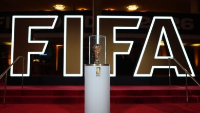 A FIFA reduziu em mais de US$ 100 milhões (cerca de R$ 520 milhões) o orçamento operacional da Copa do Mundo de 2026, que será disputada neste verão na Estados Unidos, México e Canadá, segundo reportagem do site The Athletic.nNo relatório anual divulgado em 2024, a entidade previa um orçamento operacional de US$ 1,12 bilhão (R$ 5,7 bilhões) dentro do ciclo financeiro de 2023 a 2026, cujo total chega a US$ 3,756 bilhões (R$ 19,2 bilhões).nDentro desse valor estavam incluídos US$ 280 milhões (R$ 1,4 bilhão) para serviços técnicos, US$ 159 milhões (R$ 827 milhões) para transporte de eventos, US$ 145 milhões para segurança e proteção e US$ 79 milhões (R$ 410 milhões) para gestão de convidados.nnNo entanto, de acordo com quatro fontes ouvidas pelo The Athletic, funcionários da FIFA na sede da entidade em Miami relataram preocupação após saber que os cortes no orçamento — incluindo áreas como segurança, logística e acessibilidade — ultrapassaram com folga os US$ 100 milhões.nFIFA diz revisar gastos regularmentenEm comunicado enviado ao veículo, um porta-voz da FIFA afirmou que revisões orçamentárias são práticas comuns antes de grandes competições.nSegundo a entidade, o objetivo é controlar custos e garantir que o máximo possível da receita seja reinvestido no desenvolvimento do futebol ao redor do mundo.nA Copa do Mundo de 2026 terá 48 seleções e será disputada em 16 cidades-sede espalhadas pelos três países anfitriões, entre 11 de junho e 19 de julho.nQuestão de segurança preocupanO Congresso dos Estados Unidos destinou US$ 625 milhões em recursos federais para ajudar nos custos de segurança dos estádios e cidades-sede.nNo entanto, segundo a reportagem, esses recursos ainda não foram liberados devido a uma paralisação parcial do governo federal que afeta o Departamento de Segurança Interna dos Estados Unidos.nA FIFA afirmou que não pretende comprometer aspectos fundamentais da organização do torneio.nDe acordo com a entidade, cerca de 5 mil profissionais serão mobilizados para garantir o funcionamento das operações e a segurança durante a competição.nhttps://stories.cnnbrasil.com.br/esportes/qual-selecao-o-brasil-enfrentou-mais-vezes-nas-copas-confira/