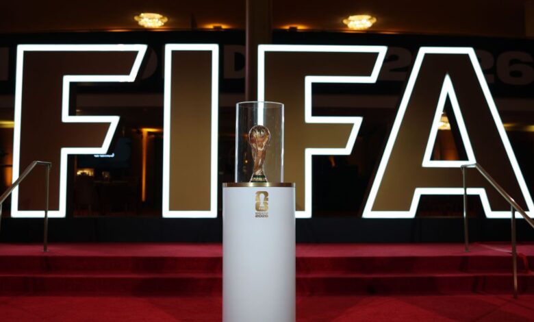 A FIFA reduziu em mais de US$ 100 milhões (cerca de R$ 520 milhões) o orçamento operacional da Copa do Mundo de 2026, que será disputada neste verão na Estados Unidos, México e Canadá, segundo reportagem do site The Athletic.nNo relatório anual divulgado em 2024, a entidade previa um orçamento operacional de US$ 1,12 bilhão (R$ 5,7 bilhões) dentro do ciclo financeiro de 2023 a 2026, cujo total chega a US$ 3,756 bilhões (R$ 19,2 bilhões).nDentro desse valor estavam incluídos US$ 280 milhões (R$ 1,4 bilhão) para serviços técnicos, US$ 159 milhões (R$ 827 milhões) para transporte de eventos, US$ 145 milhões para segurança e proteção e US$ 79 milhões (R$ 410 milhões) para gestão de convidados.nnNo entanto, de acordo com quatro fontes ouvidas pelo The Athletic, funcionários da FIFA na sede da entidade em Miami relataram preocupação após saber que os cortes no orçamento — incluindo áreas como segurança, logística e acessibilidade — ultrapassaram com folga os US$ 100 milhões.nFIFA diz revisar gastos regularmentenEm comunicado enviado ao veículo, um porta-voz da FIFA afirmou que revisões orçamentárias são práticas comuns antes de grandes competições.nSegundo a entidade, o objetivo é controlar custos e garantir que o máximo possível da receita seja reinvestido no desenvolvimento do futebol ao redor do mundo.nA Copa do Mundo de 2026 terá 48 seleções e será disputada em 16 cidades-sede espalhadas pelos três países anfitriões, entre 11 de junho e 19 de julho.nQuestão de segurança preocupanO Congresso dos Estados Unidos destinou US$ 625 milhões em recursos federais para ajudar nos custos de segurança dos estádios e cidades-sede.nNo entanto, segundo a reportagem, esses recursos ainda não foram liberados devido a uma paralisação parcial do governo federal que afeta o Departamento de Segurança Interna dos Estados Unidos.nA FIFA afirmou que não pretende comprometer aspectos fundamentais da organização do torneio.nDe acordo com a entidade, cerca de 5 mil profissionais serão mobilizados para garantir o funcionamento das operações e a segurança durante a competição.nhttps://stories.cnnbrasil.com.br/esportes/qual-selecao-o-brasil-enfrentou-mais-vezes-nas-copas-confira/