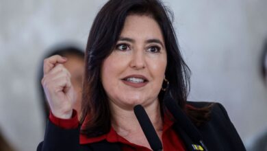 A ministra do Planejamento, Simone Tebet (MDB), confirmou que disputará uma vaga no Senado pelo estado de São Paulo nas eleições deste ano. A declaração ocorreu no Fórum Nacional de Secretários Estaduais de Planejamento, em Mato Grosso do Sul, nesta quinta-feira (12).n"São Paulo tinha me dado mais de um terço dos votos para presidente da República, sendo onde eu tive mais votos e onde eu tenho mais aceitação: as ideias que eu proponho, a forma como eu penso, ser uma pessoa de centro, com uma visão progressista na pauta de costumes e liberal na pauta econômica, de alguma forma agradou", disse ela à imprensa.nTebet contou que conversou informalmente com o presidente Luiz Inácio Lula da Silva (PT) no final de janeiro, no Panamá. Na ocasião, o chefe do Executivo pediu para a atual ministra pensar "sobre o processo eleitoral de ser candidata ao Senado por São Paulo".nn"Eu fiquei de dar uma resposta apenas por uma razão e falo isso com muita tranquilidade: eu precisava das bênçãos da minha mãe. Eu precisava conversar com a minha mãe que tinha na expectativa de que eu pudesse voltar para a casa dela", completou.nSegundo o relato da ex-senadora, a decisão aconteceu depois da conversa com a mãe na quarta-feira (11). "Há muito que fazer para o Brasil. O Brasil tem pressa, nós não podemos esperar e eu acho que os oito anos próximos serão decisivos para o desenvolvimento do Brasil", disse Tebet.nNo fim de janeiro, a ministra afirmou que deixaria a pasta do Planejamento até 30 de março.nhttps://stories.cnnbrasil.com.br/eleicoes-2026/eleicao-deste-ano-pode-renovar-ate-dois-tercos-do-senado/nSaída de ministros de LulanCerca de 20 ministros devem deixar o governo até abril para disputar as eleições. Segundo apurou a CNN, a tendência, neste momento, é que os secretários-executivos sejam alçados a ministros com o objetivo de manter o andamento das pastas.nParte do primeiro escalão de Lula já foi a público confirmar a decisão, enquanto outros nomes seguem em negociações nos bastidores.nPara os cargos de senador, deputado federal e governador, os ministros de Estado têm até seis meses antes do pleito para deixar os postos que ocupam atualmente, conforme determina a legislação eleitoral.nhttps://www.youtube.com/watch?v=4Tn-qrkzse8