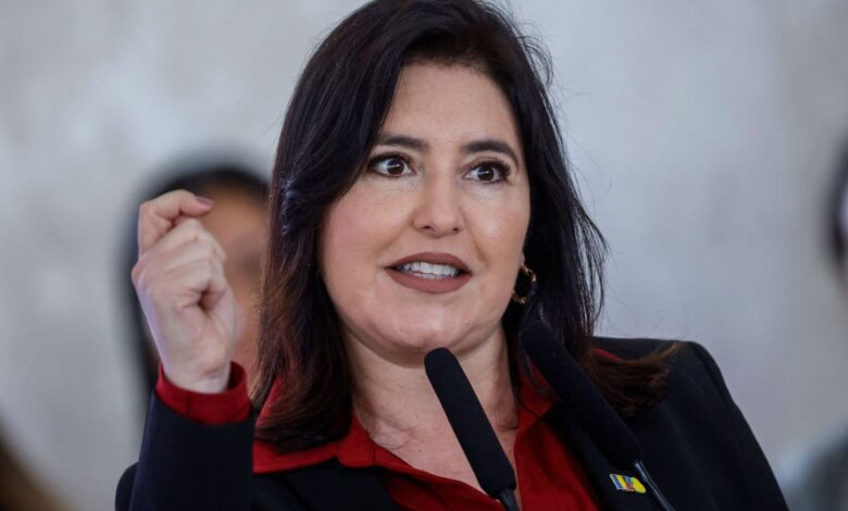 A ministra do Planejamento, Simone Tebet (MDB), confirmou que disputará uma vaga no Senado pelo estado de São Paulo nas eleições deste ano. A declaração ocorreu no Fórum Nacional de Secretários Estaduais de Planejamento, em Mato Grosso do Sul, nesta quinta-feira (12).n"São Paulo tinha me dado mais de um terço dos votos para presidente da República, sendo onde eu tive mais votos e onde eu tenho mais aceitação: as ideias que eu proponho, a forma como eu penso, ser uma pessoa de centro, com uma visão progressista na pauta de costumes e liberal na pauta econômica, de alguma forma agradou", disse ela à imprensa.nTebet contou que conversou informalmente com o presidente Luiz Inácio Lula da Silva (PT) no final de janeiro, no Panamá. Na ocasião, o chefe do Executivo pediu para a atual ministra pensar "sobre o processo eleitoral de ser candidata ao Senado por São Paulo".nn"Eu fiquei de dar uma resposta apenas por uma razão e falo isso com muita tranquilidade: eu precisava das bênçãos da minha mãe. Eu precisava conversar com a minha mãe que tinha na expectativa de que eu pudesse voltar para a casa dela", completou.nSegundo o relato da ex-senadora, a decisão aconteceu depois da conversa com a mãe na quarta-feira (11). "Há muito que fazer para o Brasil. O Brasil tem pressa, nós não podemos esperar e eu acho que os oito anos próximos serão decisivos para o desenvolvimento do Brasil", disse Tebet.nNo fim de janeiro, a ministra afirmou que deixaria a pasta do Planejamento até 30 de março.nhttps://stories.cnnbrasil.com.br/eleicoes-2026/eleicao-deste-ano-pode-renovar-ate-dois-tercos-do-senado/nSaída de ministros de LulanCerca de 20 ministros devem deixar o governo até abril para disputar as eleições. Segundo apurou a CNN, a tendência, neste momento, é que os secretários-executivos sejam alçados a ministros com o objetivo de manter o andamento das pastas.nParte do primeiro escalão de Lula já foi a público confirmar a decisão, enquanto outros nomes seguem em negociações nos bastidores.nPara os cargos de senador, deputado federal e governador, os ministros de Estado têm até seis meses antes do pleito para deixar os postos que ocupam atualmente, conforme determina a legislação eleitoral.nhttps://www.youtube.com/watch?v=4Tn-qrkzse8