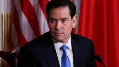 Dezenas de cidadãos americanos foram retirados do Oriente Médio em voos fretados pelo governo americano desde a última semana, informou o Departamento de Estado neste sábado (7).nA administração do presidente americano Donald Trump tem enfrentado críticas pelo seu planejamento e assistência inicial aos cidadãos do país que estão tentando deixar a região desde o início dos ataques dos Estados Unidos e de Israel contra o Irã, que começaram no último sábado (28), o que levou a uma resposta iraniana, que ocasionou o fechamento do espaço aéreo.nnAinda segundo o Departamento de Estado, a pasta está aumentando as operações de voos fretados e de transporte terrestre na região, conforme as condições de segurança.nhttps://www.youtube.com/watch?v=A3oszm4GqGQnO que está acontecendo no Oriente Médio?nOs Estados Unidos e Israel iniciaram no sábado (28) uma onda de ataques contra o Irã, em meio a tensões sobre o programa nuclear iraniano.nO regime dos aiatolás iniciou retaliação contra países do Oriente Médio que abrigam bases militares norte-americanas, entre eles: Emirados Árabes Unidos, Catar, Bahrein, Kuwait, Jordânia e Iraque.nNo domingo (29), a mídia estatal iraniana anunciou que seu líder supremo, o aiatolá Ali Khamenei, foi uma das vítimas feitas pelos ataques norte-americanos e israelenses.nApós o anúncio da morte de Khamenei, o Irã ameaçou lançar a "ofensiva mais pesada" da história. O presidente iraniano, Masoud Pezeshkian, afirmou que o país persa considera se vingar pelos ataques de Israel e dos Estados Unidos como um "direito e dever legítimo".nEm resposta, Trump ameaçou o Irã contra os ataques retaliatórios, dizendo "é melhor que eles não façam isso, porque se fizerem, nós os atingiremos com uma força nunca antes vista".nNa véspera, Trump já havia afirmado que os ataques vão continuar "ininterruptos durante toda a semana ou pelo tempo que for necessário para alcançarmos nosso objetivo de PAZ EM TODO O ORIENTE MÉDIO E, DE FATO, NO MUNDO!".nhttps://stories.cnnbrasil.com.br/internacional/paises-aliados-dos-eua-no-oriente-medio-reagem-a-ataques-do-ira/