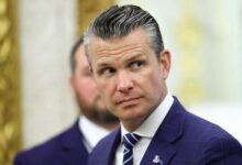 Enquanto o Secretário de Defesa Pete Hegseth disse repetidamente que o número e a intensidade dos ataques dos EUA contra o Irã estão apenas aumentando, dados fornecidos pelos militares dos EUA mostram um ritmo de operações que tem variado nas últimas três semanas.nÀ medida que Hegseth se apresentou ao lado do Presidente do Estado-Maior Conjunto, General Dan Caine, em uma série de coletivas de imprensa, ele afirmou repetidamente que o próximo dia traria os ataques mais intensos dos EUA contra o Irã até aquele momento.nA partir de 4 de março, em sua segunda entrevista sobre a guerra que começou em 28 de fevereiro, Hegseth disse que "mais e maiores ondas" de ataques estavam por vir, e que o Departamento de Defesa estava "acelerando, não desacelerando".n"As capacidades do Irã estão se evaporando a cada hora," afirmou ele. Em 10 de março, disse que "hoje será novamente nosso dia mais intenso de ataques dentro do Irã." E na quinta-feira, Hegseth afirmou: "hoje será o maior pacote de ataques até agora, assim como ontem foi."nMas os dados divulgados publicamente pelo Comando Central dos EUA não mostram que o número de ataques tenha aumentado diariamente da forma como Hegseth indicou, o que pode be parcialmente devido à necessidade de ajustar a frequência dos voos, já que aeronaves e navios passam por manutenção enquanto as operações continuam, ou porque os militares começaram com uma lista de alvos definida e agora estão trabalhando para identificar e confirmar novos alvos.nnO Comando Central dos EUA encaminhou perguntas da CNN para o Departamento de Defesa. O Departamento de Defesa não respondeu ao pedido de comentário.nA discrepância reflete um descompasso entre como a guerra está sendo comunicada e a realidade no terreno. Durante as coletivas à imprensa, Hegseth afirmou que os EUA estão "vencendo de forma decisiva"; que as defesas aéreas do Irã foram "dizimadas" e sua base industrial "sobremaneiramente destruída"; e que o Irã "não tem defesas aéreas... não tem força aérea... não tem marinha."nSem dúvida, as capacidades militares do Irã foram significativamente degradadas, e Israel matou líderes iranianos de alto escalão, incluindo o Líder Supremo Ali Khamenei e Ali Larijani, chefe do Conselho de Segurança Nacional do Irã.nNo entanto, os EUA tiveram dificuldades em garantir passagem segura para os navios comerciais no Estreito de Ormuz, que está efetivamente fechado devido a ameaças do Irã. Teerã continuou retaliando contra nações vizinhas e forças dos EUA em toda a região.nNa quinta-feira (19), um caça F-35 dos EUA fez um pouso de emergência depois que fontes disseram que se acreditava que ele havia sido atingido pelo Irã durante uma missão de combate, levantando questões sobre a afirmação de Hegseth em 4 de março de que, até o final daquela semana, os EUA e Israel teriam "controle total dos céus iranianos."nE os números públicos de ataques divulgados pelo Comando Central dos EUA revelam que as ondas de ataques desde a primeira coletiva de Hegseth não aumentaram de forma constante, apesar da retórica de Hegseth indicar o contrário.nNão é particularmente surpreendente que o número de ataques aumente ou diminua ao longo do tempo, disse Mark Cancian, coronel aposentado do Corpo de Fuzileiros Navais e conselheiro sênior do Departamento de Defesa e Segurança do Centro de Estudos Estratégicos e Internacionais, à CNN.nIsso pode refletir que a operação está passando para uma campanha aérea sustentada, o que significa que o exército precisará fornecer manutenção para aeronaves e navios à medida que as operações continuam, enquanto no início, "você pode apenas intensificar", afirmou Cancian.nO USS Gerald R. Ford, por exemplo, está se afastando brevemente da participação nas operações para realizar reparos na Baía de Souda, em Creta, depois que um incêndio teve início na área de lavanderia do navio.nMas o ritmo das operações pode diminuir e aumentar à medida que os militares trabalham para encontrar novos alvos, disse Cancian. "Os militares começaram a campanha com uma lista de alvos do CENTCOM, que tem sido mantida por décadas", afirmou ele.nQuase três semanas e mais de 7.000 alvos depois, provavelmente eles já trabalharam com grande parte dessa lista e estão expandindo-a à medida que mais informações de inteligência chegam.n"Acho que, por ambos os motivos, essa taxa de ataques meio que se moderou para um nível que, em média, é abaixo de 1.000 por dia", disse Cancian.nOs dados de ataques não foram divulgados diariamente mostrando o aumento dos alvos atingidos; o CENTCOM, em vez disso, divulgou dados a cada poucos dias, mostrando um aumento nos alvos atingidos.nUsando esses dados, o número médio de ataques por dia no intervalo mostra que o número de ataques aumentou e diminuiu ao longo do tempo — embora o pico tenha sido alcançado no primeiro dia da operação, quando o CENTCOM disse que mais de 1.000 alvos foram atingidos.nOs números divulgados pelo CENTCOM em 9 e 12 de março, por exemplo, mostram que o número de alvos atingidos aumentou em cerca de 1.000, totalizando uma média de 333 ataques por dia. Mas em 10 de março, no meio desse período, Hegseth disse: "Hoje será novamente o nosso dia mais intenso de ataques dentro do Irã, com mais caças, mais bombardeiros, mais ataques, inteligência mais refinada e melhor do que nunca."nEm 13 de março, Hegseth afirmou que "hoje será novamente o maior volume de ataques que a América lançou sobre os céus do Irã e de Teerã." Mas de 12 a 16 de março, os EUA tiveram uma média de aproximadamente 250 ataques por dia, de acordo com a média dos dados do CENTCOM, à medida que o número de alvos atingidos aumentou de cerca de 6.000 em 12 de março para mais de 7.000 em 16 de março.nHouve momentos de aumento no número médio de ataques: em 2 de março, cerca de 250 alvos foram atingidos, número que aumentou para 450 alvos em 3 de março. E entre 6 e 9 de março, houve uma média de 666 alvos atingidos por dia, acima da média de 433 alvos atingidos entre 3 e 6 de março.