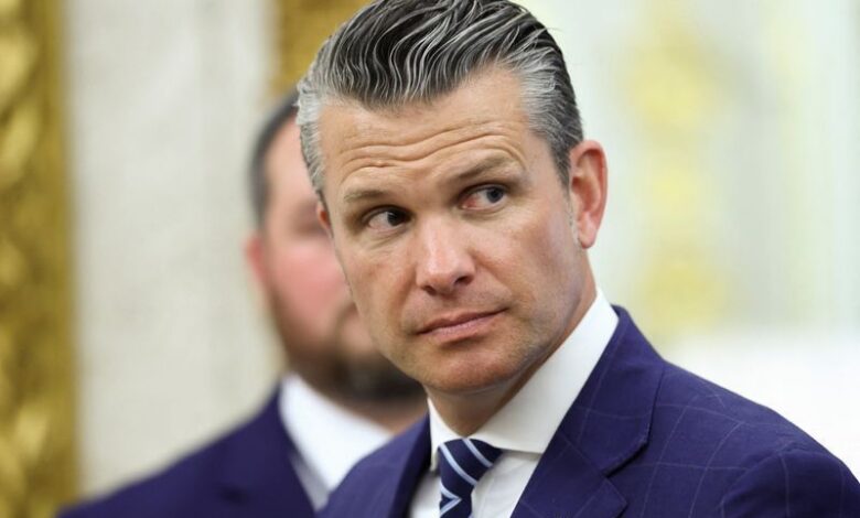 Enquanto o Secretário de Defesa Pete Hegseth disse repetidamente que o número e a intensidade dos ataques dos EUA contra o Irã estão apenas aumentando, dados fornecidos pelos militares dos EUA mostram um ritmo de operações que tem variado nas últimas três semanas.nÀ medida que Hegseth se apresentou ao lado do Presidente do Estado-Maior Conjunto, General Dan Caine, em uma série de coletivas de imprensa, ele afirmou repetidamente que o próximo dia traria os ataques mais intensos dos EUA contra o Irã até aquele momento.nA partir de 4 de março, em sua segunda entrevista sobre a guerra que começou em 28 de fevereiro, Hegseth disse que "mais e maiores ondas" de ataques estavam por vir, e que o Departamento de Defesa estava "acelerando, não desacelerando".n"As capacidades do Irã estão se evaporando a cada hora," afirmou ele. Em 10 de março, disse que "hoje será novamente nosso dia mais intenso de ataques dentro do Irã." E na quinta-feira, Hegseth afirmou: "hoje será o maior pacote de ataques até agora, assim como ontem foi."nMas os dados divulgados publicamente pelo Comando Central dos EUA não mostram que o número de ataques tenha aumentado diariamente da forma como Hegseth indicou, o que pode be parcialmente devido à necessidade de ajustar a frequência dos voos, já que aeronaves e navios passam por manutenção enquanto as operações continuam, ou porque os militares começaram com uma lista de alvos definida e agora estão trabalhando para identificar e confirmar novos alvos.nnO Comando Central dos EUA encaminhou perguntas da CNN para o Departamento de Defesa. O Departamento de Defesa não respondeu ao pedido de comentário.nA discrepância reflete um descompasso entre como a guerra está sendo comunicada e a realidade no terreno. Durante as coletivas à imprensa, Hegseth afirmou que os EUA estão "vencendo de forma decisiva"; que as defesas aéreas do Irã foram "dizimadas" e sua base industrial "sobremaneiramente destruída"; e que o Irã "não tem defesas aéreas... não tem força aérea... não tem marinha."nSem dúvida, as capacidades militares do Irã foram significativamente degradadas, e Israel matou líderes iranianos de alto escalão, incluindo o Líder Supremo Ali Khamenei e Ali Larijani, chefe do Conselho de Segurança Nacional do Irã.nNo entanto, os EUA tiveram dificuldades em garantir passagem segura para os navios comerciais no Estreito de Ormuz, que está efetivamente fechado devido a ameaças do Irã. Teerã continuou retaliando contra nações vizinhas e forças dos EUA em toda a região.nNa quinta-feira (19), um caça F-35 dos EUA fez um pouso de emergência depois que fontes disseram que se acreditava que ele havia sido atingido pelo Irã durante uma missão de combate, levantando questões sobre a afirmação de Hegseth em 4 de março de que, até o final daquela semana, os EUA e Israel teriam "controle total dos céus iranianos."nE os números públicos de ataques divulgados pelo Comando Central dos EUA revelam que as ondas de ataques desde a primeira coletiva de Hegseth não aumentaram de forma constante, apesar da retórica de Hegseth indicar o contrário.nNão é particularmente surpreendente que o número de ataques aumente ou diminua ao longo do tempo, disse Mark Cancian, coronel aposentado do Corpo de Fuzileiros Navais e conselheiro sênior do Departamento de Defesa e Segurança do Centro de Estudos Estratégicos e Internacionais, à CNN.nIsso pode refletir que a operação está passando para uma campanha aérea sustentada, o que significa que o exército precisará fornecer manutenção para aeronaves e navios à medida que as operações continuam, enquanto no início, "você pode apenas intensificar", afirmou Cancian.nO USS Gerald R. Ford, por exemplo, está se afastando brevemente da participação nas operações para realizar reparos na Baía de Souda, em Creta, depois que um incêndio teve início na área de lavanderia do navio.nMas o ritmo das operações pode diminuir e aumentar à medida que os militares trabalham para encontrar novos alvos, disse Cancian. "Os militares começaram a campanha com uma lista de alvos do CENTCOM, que tem sido mantida por décadas", afirmou ele.nQuase três semanas e mais de 7.000 alvos depois, provavelmente eles já trabalharam com grande parte dessa lista e estão expandindo-a à medida que mais informações de inteligência chegam.n"Acho que, por ambos os motivos, essa taxa de ataques meio que se moderou para um nível que, em média, é abaixo de 1.000 por dia", disse Cancian.nOs dados de ataques não foram divulgados diariamente mostrando o aumento dos alvos atingidos; o CENTCOM, em vez disso, divulgou dados a cada poucos dias, mostrando um aumento nos alvos atingidos.nUsando esses dados, o número médio de ataques por dia no intervalo mostra que o número de ataques aumentou e diminuiu ao longo do tempo — embora o pico tenha sido alcançado no primeiro dia da operação, quando o CENTCOM disse que mais de 1.000 alvos foram atingidos.nOs números divulgados pelo CENTCOM em 9 e 12 de março, por exemplo, mostram que o número de alvos atingidos aumentou em cerca de 1.000, totalizando uma média de 333 ataques por dia. Mas em 10 de março, no meio desse período, Hegseth disse: "Hoje será novamente o nosso dia mais intenso de ataques dentro do Irã, com mais caças, mais bombardeiros, mais ataques, inteligência mais refinada e melhor do que nunca."nEm 13 de março, Hegseth afirmou que "hoje será novamente o maior volume de ataques que a América lançou sobre os céus do Irã e de Teerã." Mas de 12 a 16 de março, os EUA tiveram uma média de aproximadamente 250 ataques por dia, de acordo com a média dos dados do CENTCOM, à medida que o número de alvos atingidos aumentou de cerca de 6.000 em 12 de março para mais de 7.000 em 16 de março.nHouve momentos de aumento no número médio de ataques: em 2 de março, cerca de 250 alvos foram atingidos, número que aumentou para 450 alvos em 3 de março. E entre 6 e 9 de março, houve uma média de 666 alvos atingidos por dia, acima da média de 433 alvos atingidos entre 3 e 6 de março.