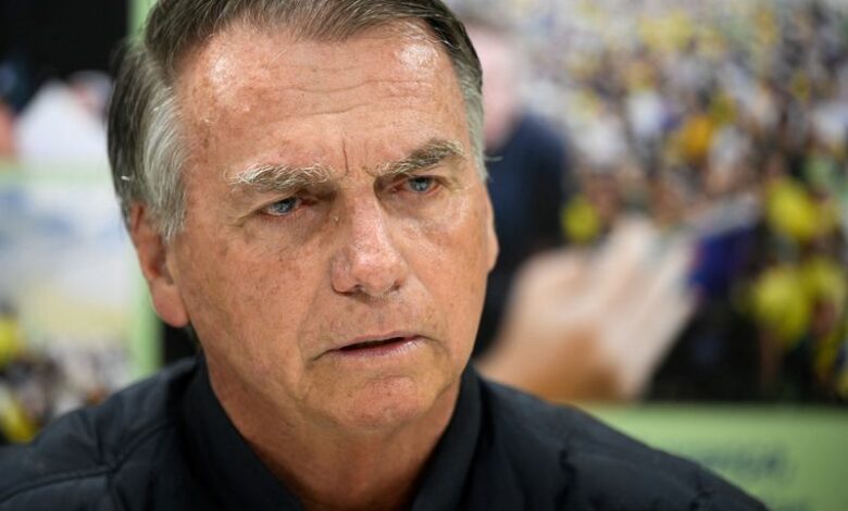 O ex-presidente Jair Bolsonaro (PL) apresentou o segundo dia de melhora clínica após sair da UTI (Unidade de Terapia Intensiva), conforme as informações do boletim médico desta terça-feira (17).nBolsonaro está internado no Hospital DF Star, em Brasília, desde sexta-feira (13). Ele foi diagnosticado com broncopneumonia bacteriana bilateral, causada pela aspiração de líquido do estômago.nNa segunda-feira (16), Bolsonaro saiu da UTI e foi encaminhado para a semi-intensiva após apresentar melhora clínica.nO ex-chefe do Executivo deu entrada no hosítal após apresentar febre alta, queda na saturação de oxigênio, sudorese e calafrios. A equipe médica acredita que Bolsonaro permaneça internado por ao menos 7 dias.nhttps://youtu.be/CvrrSuaL2Ko?si=5cJ-evRFXp7dY0Ain*Em atualização