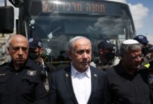 O primeiro-ministro israelense, Benjamin Netanyahu, respondeu na terça-feira (17) ao assassinato de figuras importantes do Irã durante a noite – Ali Larijani, chefe do Conselho de Segurança Nacional, e o comandante da Guarda Revolucionária Islâmica –, afirmando que Israel está “minando este regime na esperança de dar ao povo iraniano a chance de derrubá-lo”.nEm declarações gravadas em vídeo, Netanyahu descreveu Larijani como “o chefe da Guarda Revolucionária – aquela gangue de bandidos que realmente comanda o Irã”.nEle disse que o comandante da Basij, Gholamreza Soleimani, estava “entre seus auxiliares, que espalham o terror nas ruas de Teerã e de outras cidades do Irã contra a própria população”.nnNetanyahu também revelou que havia conversado com o presidente dos EUA, Donald Trump, um dia antes, sobre a cooperação com os aliados americanos no Golfo. “Estamos ajudando nossos amigos americanos no Golfo”, disse ele.n“Há cooperação entre nossas forças aéreas e navais, entre mim, o presidente Trump e sua equipe. Ajudaremos tanto por meio de ataques indiretos – criando enorme pressão sobre o regime iraniano – quanto por meio de operações diretas.”nEle concluiu insinuando ações futuras: “Há muitas outras surpresas pela frente. Com uma estratégia inteligente, travaremos a guerra. Não revelaremos todas as nossas estratégias aqui, mas, como eu disse, são muitas.”nhttps://stories.cnnbrasil.com.br/internacional/por-que-e-possivel-classificar-conflito-no-oriente-medio-como-guerra/