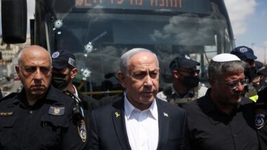 O primeiro-ministro israelense, Benjamin Netanyahu, respondeu na terça-feira (17) ao assassinato de figuras importantes do Irã durante a noite – Ali Larijani, chefe do Conselho de Segurança Nacional, e o comandante da Guarda Revolucionária Islâmica –, afirmando que Israel está “minando este regime na esperança de dar ao povo iraniano a chance de derrubá-lo”.nEm declarações gravadas em vídeo, Netanyahu descreveu Larijani como “o chefe da Guarda Revolucionária – aquela gangue de bandidos que realmente comanda o Irã”.nEle disse que o comandante da Basij, Gholamreza Soleimani, estava “entre seus auxiliares, que espalham o terror nas ruas de Teerã e de outras cidades do Irã contra a própria população”.nnNetanyahu também revelou que havia conversado com o presidente dos EUA, Donald Trump, um dia antes, sobre a cooperação com os aliados americanos no Golfo. “Estamos ajudando nossos amigos americanos no Golfo”, disse ele.n“Há cooperação entre nossas forças aéreas e navais, entre mim, o presidente Trump e sua equipe. Ajudaremos tanto por meio de ataques indiretos – criando enorme pressão sobre o regime iraniano – quanto por meio de operações diretas.”nEle concluiu insinuando ações futuras: “Há muitas outras surpresas pela frente. Com uma estratégia inteligente, travaremos a guerra. Não revelaremos todas as nossas estratégias aqui, mas, como eu disse, são muitas.”nhttps://stories.cnnbrasil.com.br/internacional/por-que-e-possivel-classificar-conflito-no-oriente-medio-como-guerra/