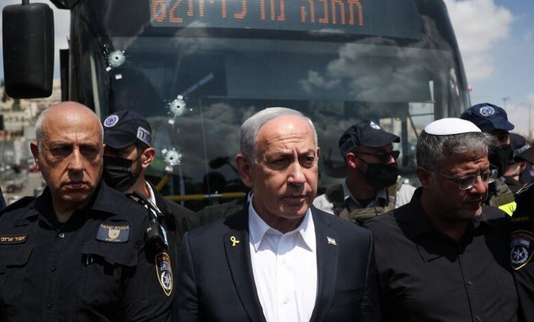 O primeiro-ministro israelense, Benjamin Netanyahu, respondeu na terça-feira (17) ao assassinato de figuras importantes do Irã durante a noite – Ali Larijani, chefe do Conselho de Segurança Nacional, e o comandante da Guarda Revolucionária Islâmica –, afirmando que Israel está “minando este regime na esperança de dar ao povo iraniano a chance de derrubá-lo”.nEm declarações gravadas em vídeo, Netanyahu descreveu Larijani como “o chefe da Guarda Revolucionária – aquela gangue de bandidos que realmente comanda o Irã”.nEle disse que o comandante da Basij, Gholamreza Soleimani, estava “entre seus auxiliares, que espalham o terror nas ruas de Teerã e de outras cidades do Irã contra a própria população”.nnNetanyahu também revelou que havia conversado com o presidente dos EUA, Donald Trump, um dia antes, sobre a cooperação com os aliados americanos no Golfo. “Estamos ajudando nossos amigos americanos no Golfo”, disse ele.n“Há cooperação entre nossas forças aéreas e navais, entre mim, o presidente Trump e sua equipe. Ajudaremos tanto por meio de ataques indiretos – criando enorme pressão sobre o regime iraniano – quanto por meio de operações diretas.”nEle concluiu insinuando ações futuras: “Há muitas outras surpresas pela frente. Com uma estratégia inteligente, travaremos a guerra. Não revelaremos todas as nossas estratégias aqui, mas, como eu disse, são muitas.”nhttps://stories.cnnbrasil.com.br/internacional/por-que-e-possivel-classificar-conflito-no-oriente-medio-como-guerra/