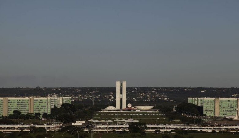Um levantamento feito pelo instituto Alfa Inteligência divulgado nesta quinta-feira (12), mostra que 81% dos entrevistados dizem que o Brasil "precisa de mudança", enquanto 18% acham que o país "deve continuar como está".nOs que não sabem ou não responderam somam 1%.nnnMetodologianA pesquisa Alfa Inteligência entrevistou 1.000 eleitores, entre os dias 6 e 11 de março, por meio de entrevista telefônica. A margem de erro do levantamento é de 3,1 pontos percentuais, para mais ou para menos, com intervalo de confiança de 95%. A pesquisa foi realizada com recursos do próprio instituto e está registrada no TSE (Tribunal Superior Eleitoral) sob o protocolo BR-03165/2026.nConfira a íntegra da pesquisa abaixonpesquisa_nacional_2026_20260312150053