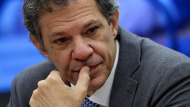 Após decidir que deixa o Ministério da Fazenda na semana que vem para disputar o governo paulista, o ministro Fernando Haddad (PT) definiu com o Partido dos Trabalhadores o time que vai comandar a campanha.nO publicitário Otávio Antunes será o marqueteiro e atuará junto com o deputado Jilmar Tatto, que assumirá a coordenação de comunicação.nnO deputado Kiko Celeguim, presidente estadual do PT, será o coordenador da campanha.nTambém estarão na coordenação os deputados federais Carlos Zarattini e Arlindo Chinaglia e estadual Emídio Souza.nO chefe de gabinete de Haddad na Fazenda, Laio Moraes, deixará o cargo para também entrar na campanha.nO PT sondou Chico Macena para comandar as finanças, mas ele não decidiu se aceita o posto, já que teria que deixar a secretaria-executiva do Ministério do Trabalho.nhttps://www.youtube.com/watch?v=SVilX_Qdgp0