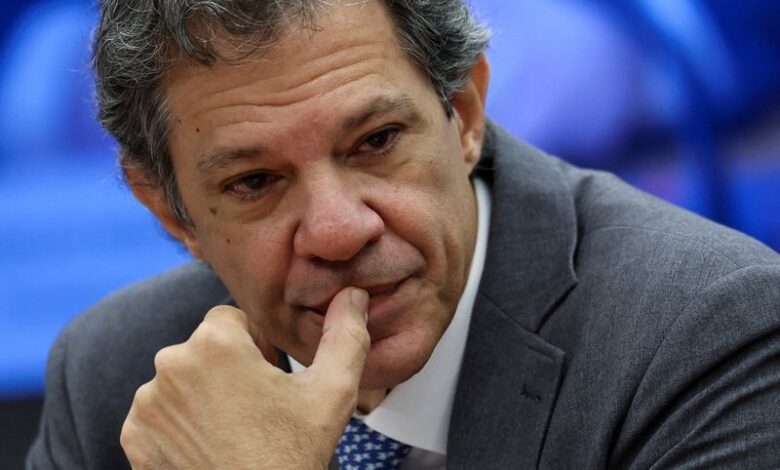 Após decidir que deixa o Ministério da Fazenda na semana que vem para disputar o governo paulista, o ministro Fernando Haddad (PT) definiu com o Partido dos Trabalhadores o time que vai comandar a campanha.nO publicitário Otávio Antunes será o marqueteiro e atuará junto com o deputado Jilmar Tatto, que assumirá a coordenação de comunicação.nnO deputado Kiko Celeguim, presidente estadual do PT, será o coordenador da campanha.nTambém estarão na coordenação os deputados federais Carlos Zarattini e Arlindo Chinaglia e estadual Emídio Souza.nO chefe de gabinete de Haddad na Fazenda, Laio Moraes, deixará o cargo para também entrar na campanha.nO PT sondou Chico Macena para comandar as finanças, mas ele não decidiu se aceita o posto, já que teria que deixar a secretaria-executiva do Ministério do Trabalho.nhttps://www.youtube.com/watch?v=SVilX_Qdgp0