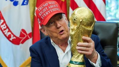 Donald Trump voltou a falar sobre a participação do Irã na Copa do Mundo de 2026, que será sediada por Estados Unidos, Canadá e México. O presidente dos EUA disse, nesta quinta-feira (12), que a seleção iraniana é bem-vinda ao Mundial, mas que não considera a participação do país apropriada.n"A Seleção de Futebol do Irã é bem-vinda à Copa do Mundo, mas eu realmente não acho que seja apropriado que eles estejam lá, para a própria vida e segurança deles. Agradeço a atenção dispensada a este assunto", escreveu na rede social Truth.nnO Irã está no Grupo G do Mundial, ao lado de Bélgica, Egito e Nova Zelândia, porém, a guerra no Oriente Médio, que teve início após ataques de Estados Unidos e Israel contra o Irã, colocou em dúvida a participação da seleção iraniana no Mundial. Os três jogos do Irã pela fase de grupos estão programadas para ocorrer nos Estados Unidos — dois em Los Angeles e um em Seattle.nNo dia 3 de março, Trump já havia dito que não se importava com a participação do Irã na Copa. "Eu realmente não me importo. Acho que o Irã é um país muito derrotado. Eles estão por um fio", disse ao veículo "Politico".nPosteriormente, o presidente da Fifa, Gianni Infantino, tentou contornar a situação. Na última quarta-feira (11), o dirigente afirmou que se reuniu com Donald Trump, que teria declarado apoio à participação do Irã na Copa.n“Durante as discussões, o presidente Trump reiterou que a seleção do Irã é, claro, bem-vinda para competir no torneio nos Estados Unidos”, disse Infantino.nIrã pode desistir da CopanO ministro do Esporte do Irã, Ahmad Donyamali, afirmou na última quarta-feira (10) que o país não pode participar da Copa do Mundo de 2026 após os Estados Unidos, coanfitriões do torneio, lançarem ataques aéreos contra o país ao lado de Israel, ação que, segundo ele, resultou na morte do líder iraniano Ali Khamenei.nOs bombardeios ocorreram há quase duas semanas e provocaram a morte do líder supremo da Irã, desencadeando um conflito em toda a região do Golfo.n“Considerando que esse regime corrupto assassinou nosso líder, em nenhuma circunstância podemos participar da Copa do Mundo”, declarou Donyamali à televisão estatal.nA Copa do Mundo com 48 equipes será realizada entre 11 de junho e 19 de julho, com sedes nos Estados Unidos, México e Canadá.nhttps://stories.cnnbrasil.com.br/esportes/o-que-acontece-se-o-ira-nao-disputar-a-copa-do-mundo/
