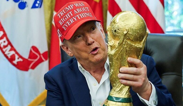 Donald Trump voltou a falar sobre a participação do Irã na Copa do Mundo de 2026, que será sediada por Estados Unidos, Canadá e México. O presidente dos EUA disse, nesta quinta-feira (12), que a seleção iraniana é bem-vinda ao Mundial, mas que não considera a participação do país apropriada.n"A Seleção de Futebol do Irã é bem-vinda à Copa do Mundo, mas eu realmente não acho que seja apropriado que eles estejam lá, para a própria vida e segurança deles. Agradeço a atenção dispensada a este assunto", escreveu na rede social Truth.nnO Irã está no Grupo G do Mundial, ao lado de Bélgica, Egito e Nova Zelândia, porém, a guerra no Oriente Médio, que teve início após ataques de Estados Unidos e Israel contra o Irã, colocou em dúvida a participação da seleção iraniana no Mundial. Os três jogos do Irã pela fase de grupos estão programadas para ocorrer nos Estados Unidos — dois em Los Angeles e um em Seattle.nNo dia 3 de março, Trump já havia dito que não se importava com a participação do Irã na Copa. "Eu realmente não me importo. Acho que o Irã é um país muito derrotado. Eles estão por um fio", disse ao veículo "Politico".nPosteriormente, o presidente da Fifa, Gianni Infantino, tentou contornar a situação. Na última quarta-feira (11), o dirigente afirmou que se reuniu com Donald Trump, que teria declarado apoio à participação do Irã na Copa.n“Durante as discussões, o presidente Trump reiterou que a seleção do Irã é, claro, bem-vinda para competir no torneio nos Estados Unidos”, disse Infantino.nIrã pode desistir da CopanO ministro do Esporte do Irã, Ahmad Donyamali, afirmou na última quarta-feira (10) que o país não pode participar da Copa do Mundo de 2026 após os Estados Unidos, coanfitriões do torneio, lançarem ataques aéreos contra o país ao lado de Israel, ação que, segundo ele, resultou na morte do líder iraniano Ali Khamenei.nOs bombardeios ocorreram há quase duas semanas e provocaram a morte do líder supremo da Irã, desencadeando um conflito em toda a região do Golfo.n“Considerando que esse regime corrupto assassinou nosso líder, em nenhuma circunstância podemos participar da Copa do Mundo”, declarou Donyamali à televisão estatal.nA Copa do Mundo com 48 equipes será realizada entre 11 de junho e 19 de julho, com sedes nos Estados Unidos, México e Canadá.nhttps://stories.cnnbrasil.com.br/esportes/o-que-acontece-se-o-ira-nao-disputar-a-copa-do-mundo/