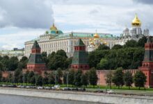 A Rússia está em contato com os Estados Unidos para uma nova rodada de negociações para um acordo de paz na Ucrânia, assim que as condições permitirem, disse o Kremlin nesta quinta-feira (26).n"Continuamos abertos, estamos em contato com os americanos e contamos com a realização da próxima rodada de negociações assim que as circunstâncias permitirem", afirmou o porta-voz do governo russo, Dmitry Peskov.nPeskov rejeitou a tese de um artigo de opinião do New York Times que afirmava que a guerra com o Irã havia feito com que o presidente Vladimir Putin perdesse o interesse em negociar o fim do conflito na Ucrânia.n"Essa é uma invenção absolutamente falsa que não corresponde à realidade. Durante as rodadas de negociações trilaterais que ocorreram, algum progresso foi feito em direção a um acordo", disse Peskov aos repórteres.nnO porta-voz acrescentou que a Rússia não perdeu o interesse nas negociações de paz, mas acrescentou que questões - chave – incluindo a territorial – ainda precisam ser resolvidas.nO artigo de opinião do NYT, do jornalista russo Mikhail Zygar, afirmou que a economia da Rússia vinha apresentando sinais de fragilidade no início deste ano, o que levou Putin, naquele momento, a levar as negociações para um acordo com a Ucrânia mais a sério.nNo entanto, Zygar afirmou que a guerra com o Irã reverteu essa dinâmica, impulsionando os preços do petróleo, aliviando a pressão econômica sobre Moscou e reduzindo o foco dos EUA na Ucrânia, enfraquecendo qualquer incentivo para o Kremlin buscar uma solução.nhttps://www.youtube.com/watch?v=umfl8H7eC5InNo início desta semana, o assessor do Kremlin, Yuri Ushakov, disse que os EUA informaram a Rússia sobre a última rodada de negociações de Washington com uma delegação ucraniana na Flórida, que ocorreu no último sábado.nAs últimas negociações de paz trilaterais entre a Rússia, a Ucrânia e os EUA ocorreram no mês passado, antes de o governo Trump e Israel iniciarem os ataques aéreos contra o Irã em 28 de fevereiro.nhttps://stories.cnnbrasil.com.br/internacional/por-que-donetsk-e-ponto-de-discordia-para-encerrar-guerra-na-ucrania/