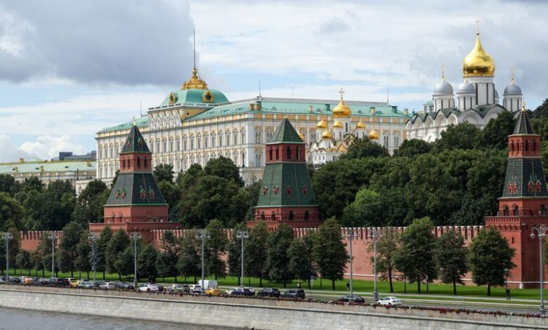 A Rússia está em contato com os Estados Unidos para uma nova rodada de negociações para um acordo de paz na Ucrânia, assim que as condições permitirem, disse o Kremlin nesta quinta-feira (26).n"Continuamos abertos, estamos em contato com os americanos e contamos com a realização da próxima rodada de negociações assim que as circunstâncias permitirem", afirmou o porta-voz do governo russo, Dmitry Peskov.nPeskov rejeitou a tese de um artigo de opinião do New York Times que afirmava que a guerra com o Irã havia feito com que o presidente Vladimir Putin perdesse o interesse em negociar o fim do conflito na Ucrânia.n"Essa é uma invenção absolutamente falsa que não corresponde à realidade. Durante as rodadas de negociações trilaterais que ocorreram, algum progresso foi feito em direção a um acordo", disse Peskov aos repórteres.nnO porta-voz acrescentou que a Rússia não perdeu o interesse nas negociações de paz, mas acrescentou que questões - chave – incluindo a territorial – ainda precisam ser resolvidas.nO artigo de opinião do NYT, do jornalista russo Mikhail Zygar, afirmou que a economia da Rússia vinha apresentando sinais de fragilidade no início deste ano, o que levou Putin, naquele momento, a levar as negociações para um acordo com a Ucrânia mais a sério.nNo entanto, Zygar afirmou que a guerra com o Irã reverteu essa dinâmica, impulsionando os preços do petróleo, aliviando a pressão econômica sobre Moscou e reduzindo o foco dos EUA na Ucrânia, enfraquecendo qualquer incentivo para o Kremlin buscar uma solução.nhttps://www.youtube.com/watch?v=umfl8H7eC5InNo início desta semana, o assessor do Kremlin, Yuri Ushakov, disse que os EUA informaram a Rússia sobre a última rodada de negociações de Washington com uma delegação ucraniana na Flórida, que ocorreu no último sábado.nAs últimas negociações de paz trilaterais entre a Rússia, a Ucrânia e os EUA ocorreram no mês passado, antes de o governo Trump e Israel iniciarem os ataques aéreos contra o Irã em 28 de fevereiro.nhttps://stories.cnnbrasil.com.br/internacional/por-que-donetsk-e-ponto-de-discordia-para-encerrar-guerra-na-ucrania/