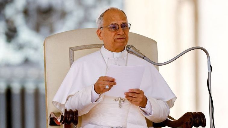 O Papa Leão XVI nomeou neste sábado (7) o diplomata sênior da Igreja, Gabriele Caccia, que já representou o Vaticano nas Filipinas, Gabriele Caccia, como embaixador da Santa Sé nos Estados Unidos.nAntes de ocupar o cargo nas Filipinas, o Arcebispo italiano de 68 anos serviu por dois anos em Manila antes de se tornar embaixador do Vaticano na ONU em 2020.nSua nomeação segue as críticas do Vaticano aos ataques dos EUA e de Israel ao Irã, com o principal diplomata do Vaticano, cardeal Pietro Parolin, que afirmou na quarta-feira (4) que a campanha militar havia minado o direito internacional.nhttps://youtu.be/NzQXUCLe7EcnnCríticas a TrumpnLeão XVI, que é o primeiro papa americano, também já criticou abertamente algumas das políticas de Donald Trump, descrevendo as ações em relação à imigração como “desumana”.nJá Caccia, que é considerado um dos diplomatas mais experientes do serviço exterior do Vaticano, chegará a Washington em um momento em que alguns bispos americanos intensificaram as críticas a Trump.nEle deve substituir o cardeal Christophe Pierre, de 80 anos, que está se aposentando e ocupava o cargo de enviado nos Estados Unidos desde 2016.nhttps://stories.cnnbrasil.com.br/internacional/entenda-como-acontecem-as-campanhas-para-virar-papa/