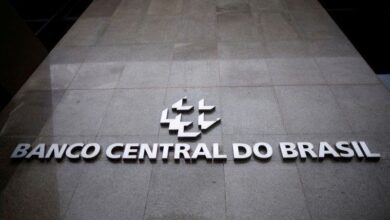 A PF (Polícia Federal) avançou no inquérito que investiga contratação de influenciadores digitais e páginas de celebridades para defender o Banco Master, de Daniel Vorcaro, e atacar o Banco Central.nDepoimentos de quem foi procurado por agências embasam a investigação e narram a abordagem em detalhes.nUm dos interrogatórios é do vereador de Erechim (RS) Rony Gabriel (PL), que tem 2 milhões de seguidores no Instagram. O depoimento dele foi em 12 de fevereiro. À PF, ele disse que foi procurado por André Salvador [da empresa UNLTD] com uma proposta de trabalho na área reputacional e de gestão de crise.nnSegundo Rony Gabriel, o nome de Vorcaro só foi revelado quando fizeram uma reunião virtual, pelo Google Meet, para tratar do assunto.n“Não entraram na quantia. Apenas deixaram claro que se tratava de valores milionários”, disse aos investigadores, por videoconferência.nProcurada, a UNLTD Brasil afirmou em ocasião anterior “não ter contrato com o Banco Master”.nEsse inquérito foi aberto no fim de janeiro pela PF. Como mostrou a CNN no dia 9 daquele mês, a PF traçou uma linha do tempo em relação a publicações de influenciadores digitais contra o BC entre 9 de dezembro do ano passado e 6 de janeiro deste ano e identificou ao menos 40 perfis que podem ter sido contratados no chamado “Projeto DV”, em referência às iniciais de Daniel Vorcaro, para defender seu banco, o Master.nOs perfis são de influenciadores das mais variadas áreas, como entretenimento, celebridades e um ou outro de finanças.nOs conteúdos, quase todos com o mesmo tom e formato, têm os discursos de que “pessoas comuns serão prejudicadas com o ‘desmoronamento’ do Master”, que havia “indícios de precipitação na liquidação do Master” [pelo Banco Central] e que “o banco foi liquidado em tempo considerado incomum”.nA investigação da PF já sabe que os responsáveis por procurar os influenciadores foram a agência Mithi, do empresário Thiago Miranda, e também por André Salvador, representante da empresa UNLTD, citado pelo vereador no depoimento. Procurado pela CNN, Thiago Miranda não respondeu à reportagem. O espaço segue aberto.nOs próximos passos da PF são interrogar os contratantes, para que expliquem os objetivos das contratações e de onde saía o dinheiro investido no “Projeto DV”.nhttps://www.youtube.com/watch?v=DgfxUGJIKmI