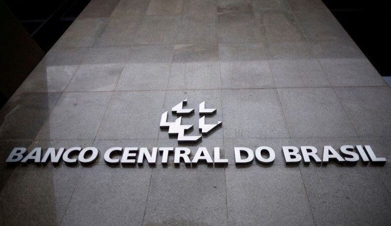 A PF (Polícia Federal) avançou no inquérito que investiga contratação de influenciadores digitais e páginas de celebridades para defender o Banco Master, de Daniel Vorcaro, e atacar o Banco Central.nDepoimentos de quem foi procurado por agências embasam a investigação e narram a abordagem em detalhes.nUm dos interrogatórios é do vereador de Erechim (RS) Rony Gabriel (PL), que tem 2 milhões de seguidores no Instagram. O depoimento dele foi em 12 de fevereiro. À PF, ele disse que foi procurado por André Salvador [da empresa UNLTD] com uma proposta de trabalho na área reputacional e de gestão de crise.nnSegundo Rony Gabriel, o nome de Vorcaro só foi revelado quando fizeram uma reunião virtual, pelo Google Meet, para tratar do assunto.n“Não entraram na quantia. Apenas deixaram claro que se tratava de valores milionários”, disse aos investigadores, por videoconferência.nProcurada, a UNLTD Brasil afirmou em ocasião anterior “não ter contrato com o Banco Master”.nEsse inquérito foi aberto no fim de janeiro pela PF. Como mostrou a CNN no dia 9 daquele mês, a PF traçou uma linha do tempo em relação a publicações de influenciadores digitais contra o BC entre 9 de dezembro do ano passado e 6 de janeiro deste ano e identificou ao menos 40 perfis que podem ter sido contratados no chamado “Projeto DV”, em referência às iniciais de Daniel Vorcaro, para defender seu banco, o Master.nOs perfis são de influenciadores das mais variadas áreas, como entretenimento, celebridades e um ou outro de finanças.nOs conteúdos, quase todos com o mesmo tom e formato, têm os discursos de que “pessoas comuns serão prejudicadas com o ‘desmoronamento’ do Master”, que havia “indícios de precipitação na liquidação do Master” [pelo Banco Central] e que “o banco foi liquidado em tempo considerado incomum”.nA investigação da PF já sabe que os responsáveis por procurar os influenciadores foram a agência Mithi, do empresário Thiago Miranda, e também por André Salvador, representante da empresa UNLTD, citado pelo vereador no depoimento. Procurado pela CNN, Thiago Miranda não respondeu à reportagem. O espaço segue aberto.nOs próximos passos da PF são interrogar os contratantes, para que expliquem os objetivos das contratações e de onde saía o dinheiro investido no “Projeto DV”.nhttps://www.youtube.com/watch?v=DgfxUGJIKmI