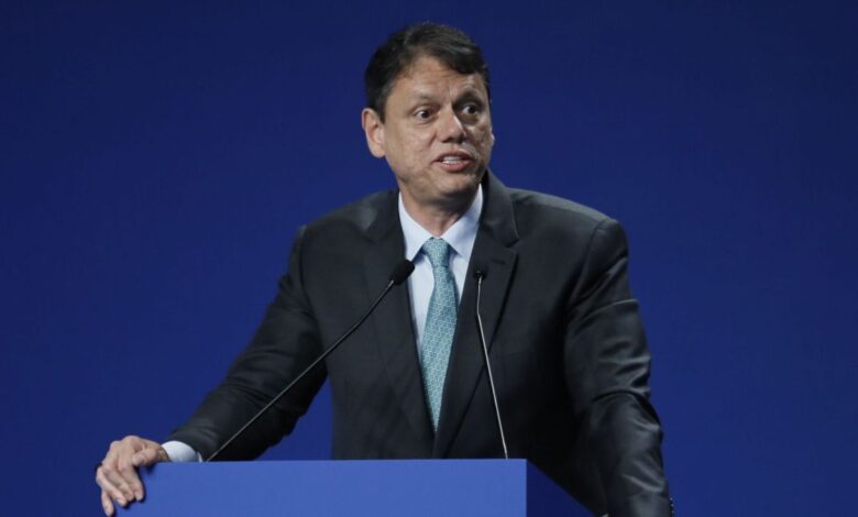 O governador de São Paulo, Tarcísio de Freitas (Republicanos), rebateu críticas que tem recebido de aliados e adversários políticos que questionam sua relação com prefeitos do interior do estado.nDurante agenda no Palácio dos Bandeirantes, Tarcísio afirmou que seus críticos devem “procurar outra narrativa”.nn“Olha, para quem diz que a gente não atende bem os prefeitos de São Paulo, esquece. Procura outra narrativa porque essa não vai colar.”nO governador disse ainda que as demandas são contabilizadas, atendidas e que os repasses estão sendo realizados.nNa última semana, o principal concorrente de Tarcísio nas eleições de 2026, o ex-ministro da Fazenda Fernando Haddad (PT), afirmou que o atual governador “não tem familiaridade com o governo de São Paulo” e que o “interior talvez tenha que acordar para problemas que estão acontecendo por causa da gestão atual”.nO presidente Lula também criticou Tarcísio ao afirmar que “pelo que estou sabendo, os prefeitos de São Paulo são pouco e mal recebidos pelo governo do estado”.nTarcísio voltou a responder às provocações ao encerrar o discurso.n“A gente vai continuar fazendo a diferença. Quem pensa que vai ter vez no nosso interior, esquece! A gente vai cuidar. Sabe por quê? Porque não estamos aqui fazendo politicagem, estamos aqui para fazer a diferença. Quem não tem competência não vai entrar aqui.”nhttps://www.youtube.com/watch?v=3tTuHmj5R9o