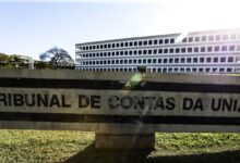 O ministro Jhonatan de Jesus, relator das investigações no TCU (Tribunal de Contas da União) sobre a conduta do Banco Central na liquidação extrajudicial do Banco Master, acionou a autoridade monetária sobre a eventual retirada de sigilo das documentações anexadas ao processo.nEm despacho assinado nesta terça-feira (24), o ministro solicitou que o BC indique especificamente quais peças ou trechos do processo precisam permanecer sob restrição de acesso ou se todos os documentos podem ser liberados publicamente.nO despacho ainda não foi divulgado, mas seu envio ao BC foi confirmado à CNN por fontes próximas às investigações.nEssa não foi a única decisão formalizada por Jhonatan. O ministro também sobrestou (paralisou) o andamento da análise do relatório de inspeção da Audbancos (Unidade Especializada em Bancos Públicos e Reguladores Financeiros) no BC até que sejam conhecidos três pontos:nnOs resultados da sindicância instaurada pelo BC contra servidores acusados de receberem pagamentos do Master para facilitar trâmites internos do banco de Daniel Vorcaro no processo de venda de ativos ao BRB.nO processo administrativo disciplinar aberto pela CGU (Controladoria-Geral da União) contra esses servidores do BC.nApurações em andamento no STF (Supremo Tribunal Federal) sobre o escândalo do Master.nnCom esse movimento, a análise do relatório da Audbancos e a elaboração do voto de Jhonatan, que ainda precisará ser submetido ao plenário do TCU, deverá demorar mais do que o inicialmente previsto.nO relator previa um prazo de 40 dias para preparar seu voto e levá-lo ao colegiado após o recebimento da auditoria, na primeira quinzena de fevereiro.nnEsse prazo original, portanto, venceria entre o fim de março e o início de abril. Agora, não tem mais nada data para ocorrer.nSegundo relatos feitos à CNN, causou mal-estar, em setores do TCU, o fato de que os resultados da sindicância interna do BC foram compartilhados com a CGU, mas não com o tribunal de contas, apesar do processo aberto para investigar a conduta da autarquia na liquidação do Master.