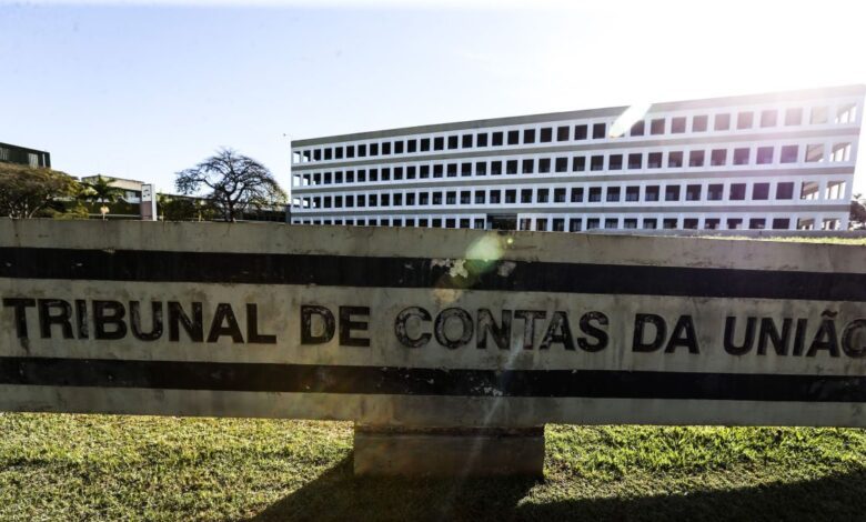 O ministro Jhonatan de Jesus, relator das investigações no TCU (Tribunal de Contas da União) sobre a conduta do Banco Central na liquidação extrajudicial do Banco Master, acionou a autoridade monetária sobre a eventual retirada de sigilo das documentações anexadas ao processo.nEm despacho assinado nesta terça-feira (24), o ministro solicitou que o BC indique especificamente quais peças ou trechos do processo precisam permanecer sob restrição de acesso ou se todos os documentos podem ser liberados publicamente.nO despacho ainda não foi divulgado, mas seu envio ao BC foi confirmado à CNN por fontes próximas às investigações.nEssa não foi a única decisão formalizada por Jhonatan. O ministro também sobrestou (paralisou) o andamento da análise do relatório de inspeção da Audbancos (Unidade Especializada em Bancos Públicos e Reguladores Financeiros) no BC até que sejam conhecidos três pontos:nnOs resultados da sindicância instaurada pelo BC contra servidores acusados de receberem pagamentos do Master para facilitar trâmites internos do banco de Daniel Vorcaro no processo de venda de ativos ao BRB.nO processo administrativo disciplinar aberto pela CGU (Controladoria-Geral da União) contra esses servidores do BC.nApurações em andamento no STF (Supremo Tribunal Federal) sobre o escândalo do Master.nnCom esse movimento, a análise do relatório da Audbancos e a elaboração do voto de Jhonatan, que ainda precisará ser submetido ao plenário do TCU, deverá demorar mais do que o inicialmente previsto.nO relator previa um prazo de 40 dias para preparar seu voto e levá-lo ao colegiado após o recebimento da auditoria, na primeira quinzena de fevereiro.nnEsse prazo original, portanto, venceria entre o fim de março e o início de abril. Agora, não tem mais nada data para ocorrer.nSegundo relatos feitos à CNN, causou mal-estar, em setores do TCU, o fato de que os resultados da sindicância interna do BC foram compartilhados com a CGU, mas não com o tribunal de contas, apesar do processo aberto para investigar a conduta da autarquia na liquidação do Master.
