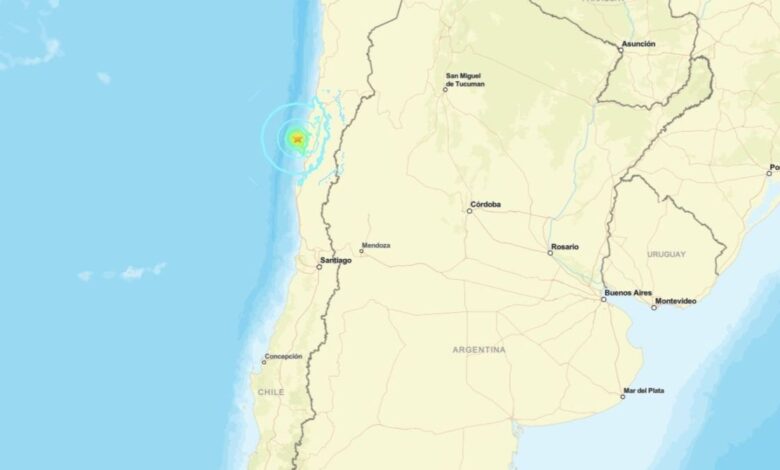 Um terremoto de magnitude 6,3 atingiu a região próxima à costa do Chile central nesta sexta-feira (13), informou o USGS (Serviço Geológico dos Estados Unidos).nO tremor ocorreu a uma profundidade de 10 km, segundo o USGS.nNão há registros de mortos ou feridos até o momento.