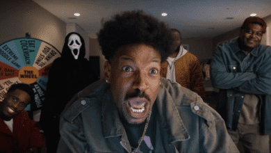 A Paramount Pictures divulgou, nesta quarta-feira (25), o novo cartaz de “Todo Mundo em Pânico 6”, próximo longa da franquia de comédia e que reunirá o quarteto de protagonistas originais.nShorty (Marlon Wayans), Ray (Shawn Wayans), Cindy (Anna Faris) e Brenda (Hall) estarão novamente na mira do criminoso mascarado. No filme, o grupo estará envolvido com assassinos, monsters e criaturas sobrenaturais - sempre com sátira.nAlém do quarteto principal, o elenco de "Todo Mundo em Pânico 6" conta com Damon Wayans Jr., Gregg Wayans, Kim Wayans, Benny Zielke, Cameron Scott Roberts, Cheri Oteri, Chris Elliott, Dave Sheridan, Heidi Gardner, Lochlyn Munro, Olivia Rose Keegan, Ruby Snowber, Savannah Lee Nassif e Sydney Park.nnnO longa é dirigido por Michael Tiddes e o roteiro é assinado por Marlon Wayans, Shawn Wayans, Keenen Ivory Wayans, Craig Wayans e Rick Alvarez.nProduzido pela Miramax, Original Film e Wayans Brothers, o filme tem distribuição da Paramount Pictures e deve chegar aos cinemas brasileiros em 4 de junho.nhttps://stories.cnnbrasil.com.br/entretenimento/quem-e-jayne-trcka-atriz-de-todo-mundo-em-panico-encontrada-morta/n