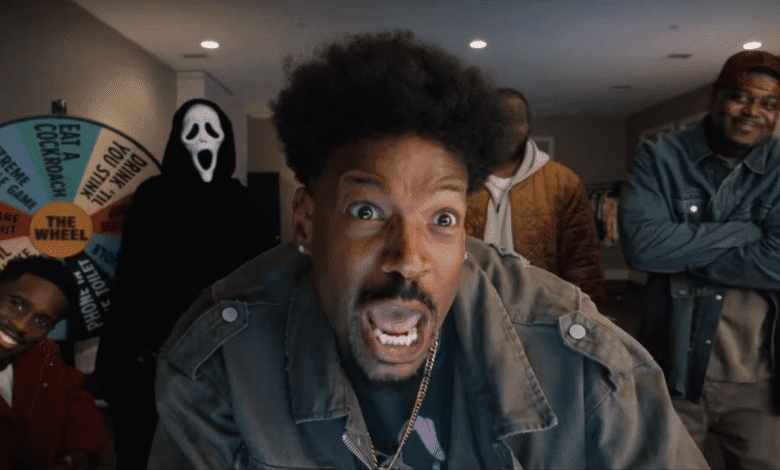 A Paramount Pictures divulgou, nesta quarta-feira (25), o novo cartaz de “Todo Mundo em Pânico 6”, próximo longa da franquia de comédia e que reunirá o quarteto de protagonistas originais.nShorty (Marlon Wayans), Ray (Shawn Wayans), Cindy (Anna Faris) e Brenda (Hall) estarão novamente na mira do criminoso mascarado. No filme, o grupo estará envolvido com assassinos, monsters e criaturas sobrenaturais - sempre com sátira.nAlém do quarteto principal, o elenco de "Todo Mundo em Pânico 6" conta com Damon Wayans Jr., Gregg Wayans, Kim Wayans, Benny Zielke, Cameron Scott Roberts, Cheri Oteri, Chris Elliott, Dave Sheridan, Heidi Gardner, Lochlyn Munro, Olivia Rose Keegan, Ruby Snowber, Savannah Lee Nassif e Sydney Park.nnnO longa é dirigido por Michael Tiddes e o roteiro é assinado por Marlon Wayans, Shawn Wayans, Keenen Ivory Wayans, Craig Wayans e Rick Alvarez.nProduzido pela Miramax, Original Film e Wayans Brothers, o filme tem distribuição da Paramount Pictures e deve chegar aos cinemas brasileiros em 4 de junho.nhttps://stories.cnnbrasil.com.br/entretenimento/quem-e-jayne-trcka-atriz-de-todo-mundo-em-panico-encontrada-morta/n